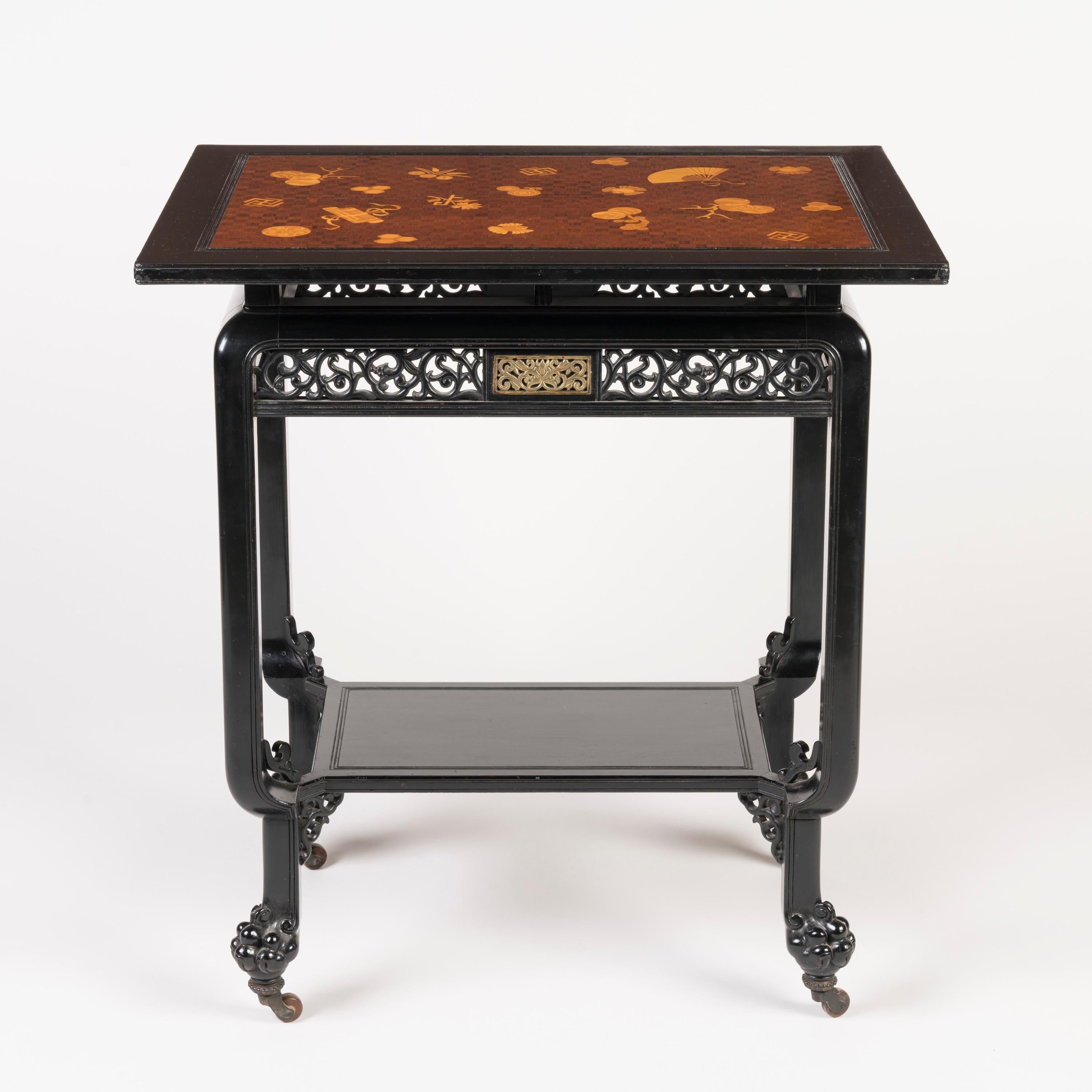 Table exquise en bois d'ébène
À la manière du Japonisme
Attribué à G. Viardot

Conçue dans le style exotique associé au japonisme français et à l'Aesthetic movement anglais, la table combine le bois ébonisé avec le bois satiné, le buis et le laiton.