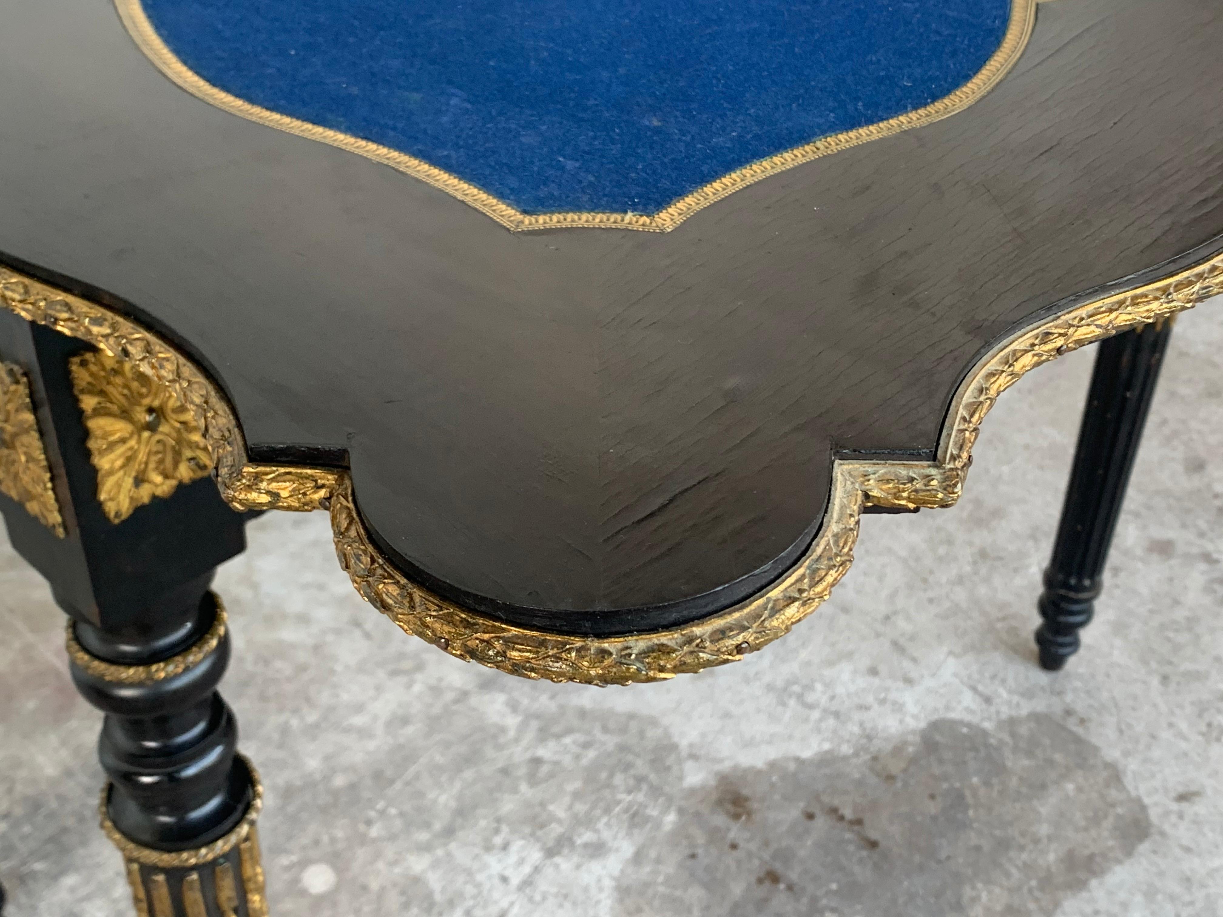 Französischer ebonisierter klappbarer Kartentisch des 19. Jahrhunderts mit Bronzebeschlägen im Angebot 7