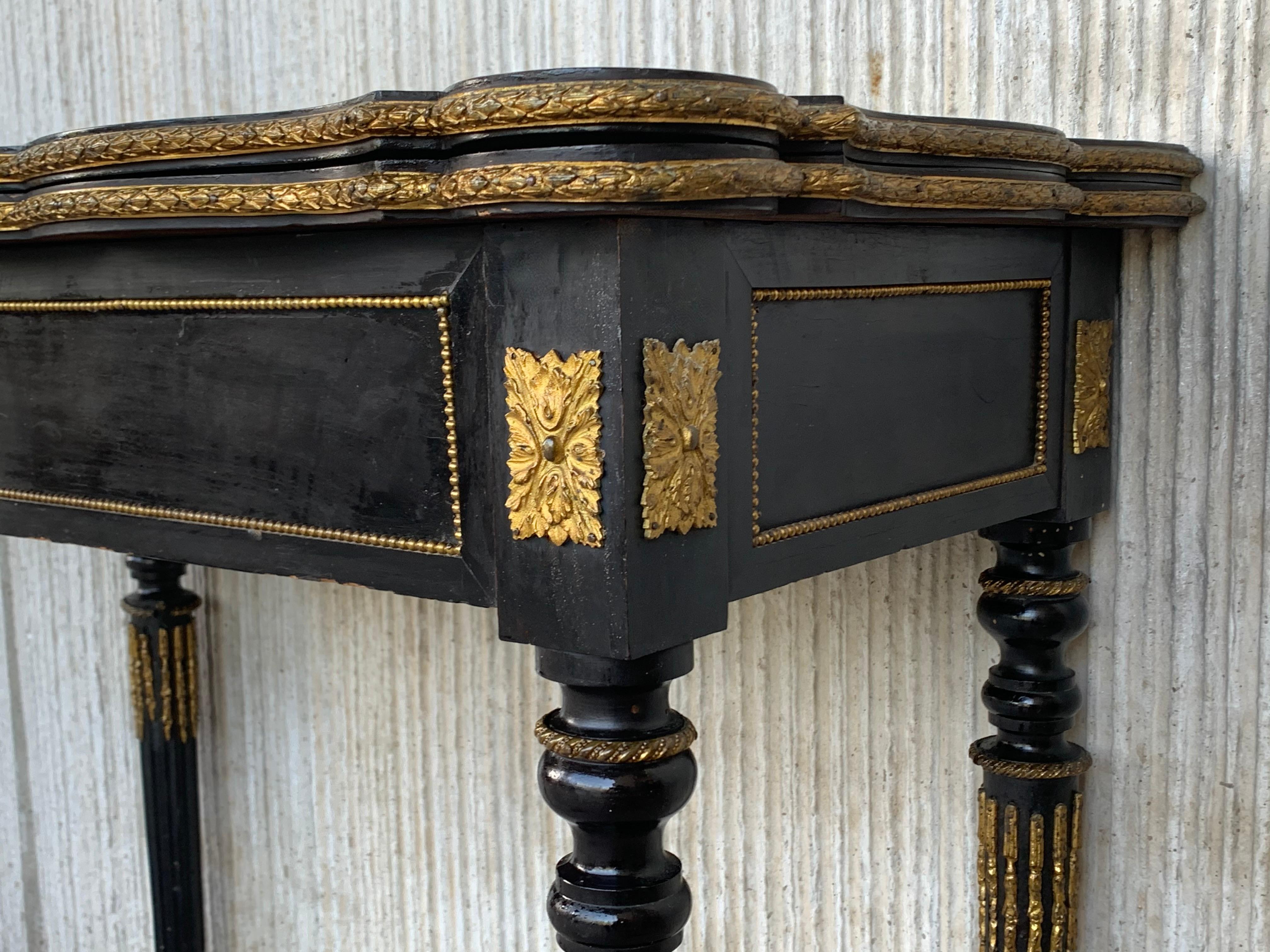 Französischer ebonisierter klappbarer Kartentisch des 19. Jahrhunderts mit Bronzebeschlägen im Angebot 5