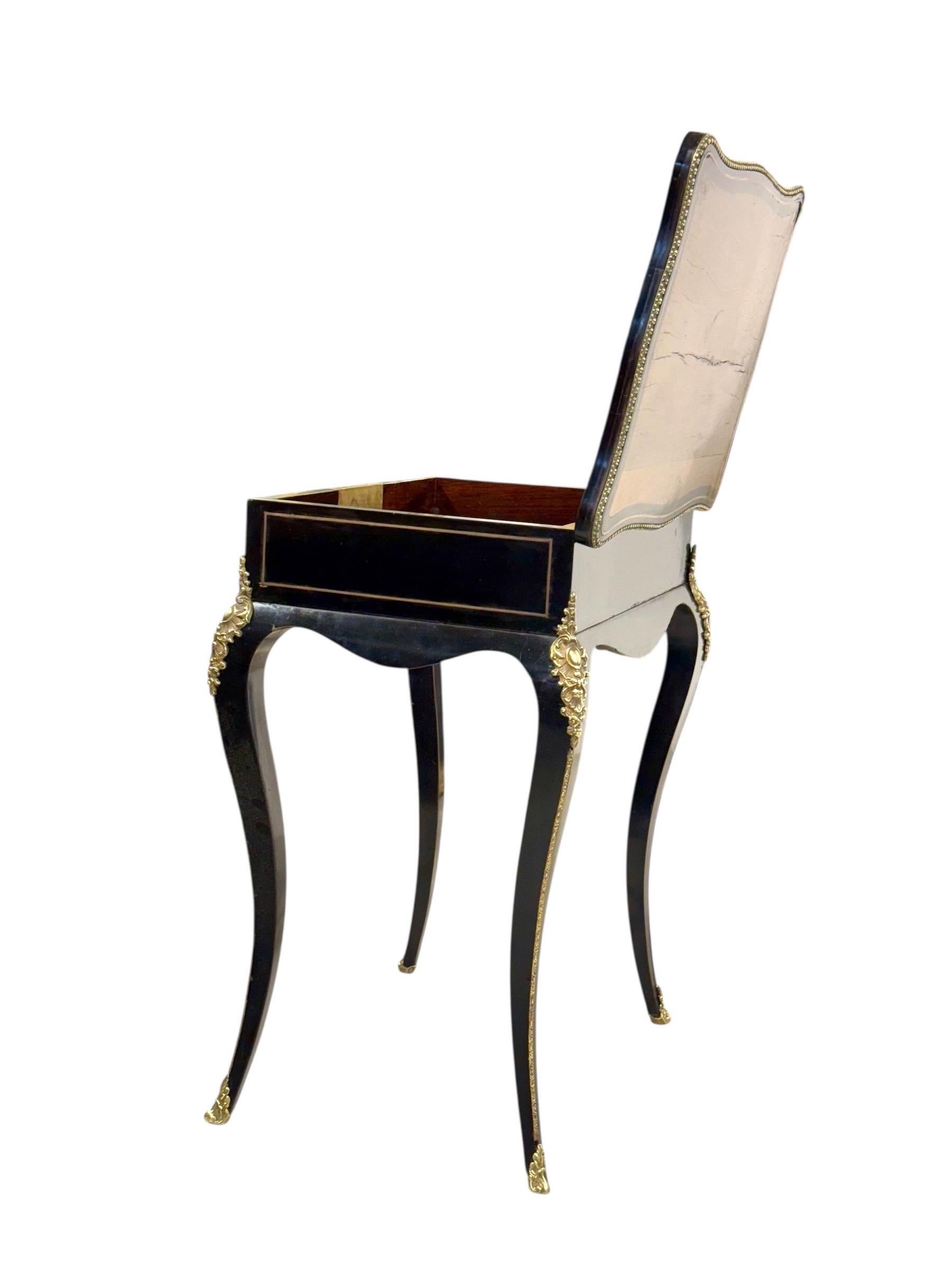 Table de toilette française ébonisée du 19e siècle avec montures en bronze doré en vente 3