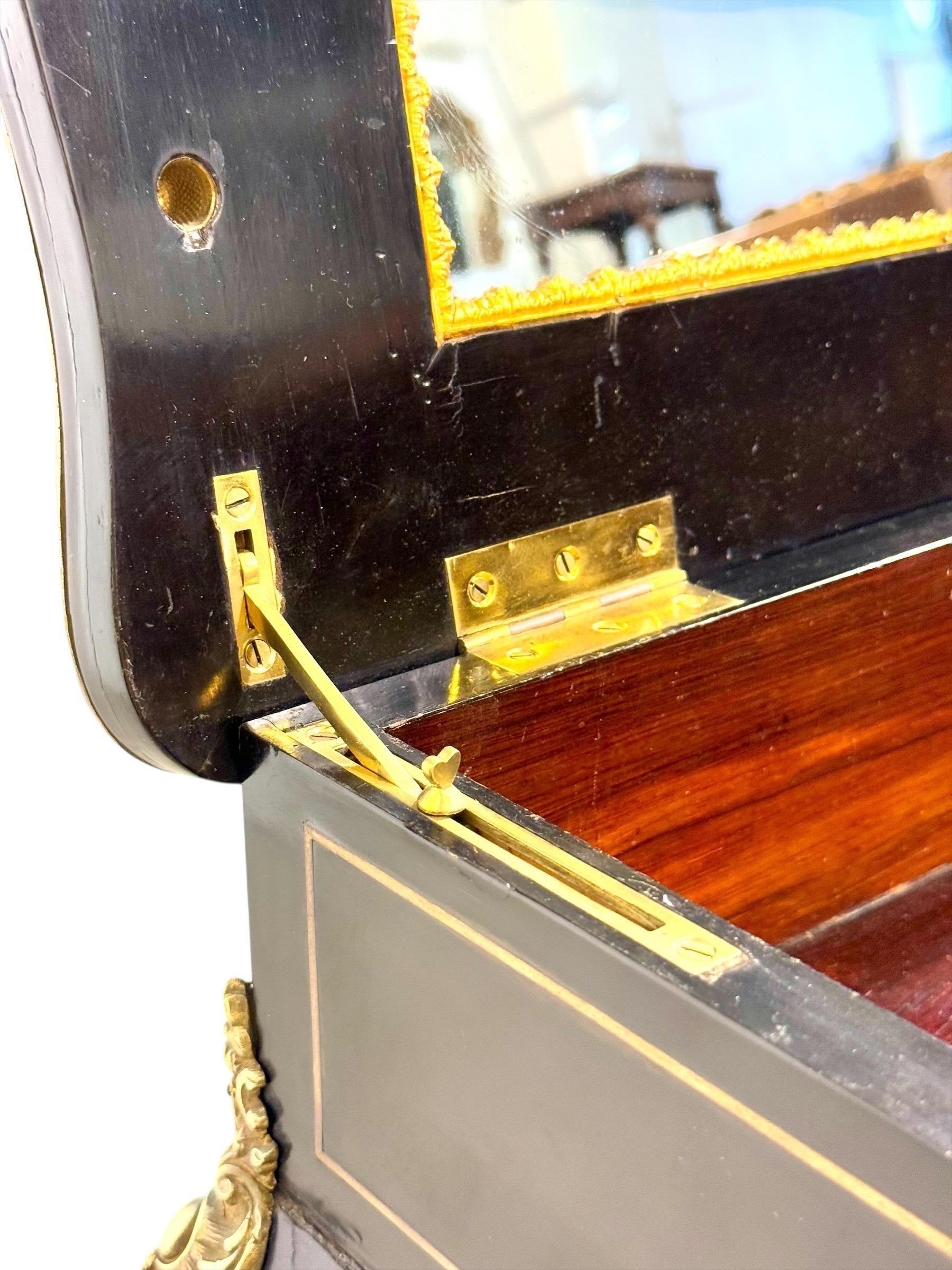 Table de toilette française ébonisée du 19e siècle avec montures en bronze doré en vente 4