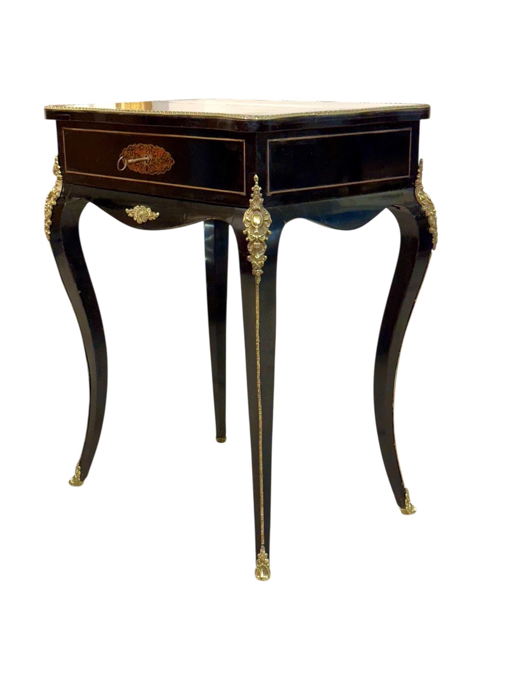 Table de toilette française ébonisée du 19e siècle avec montures en bronze doré en vente 5