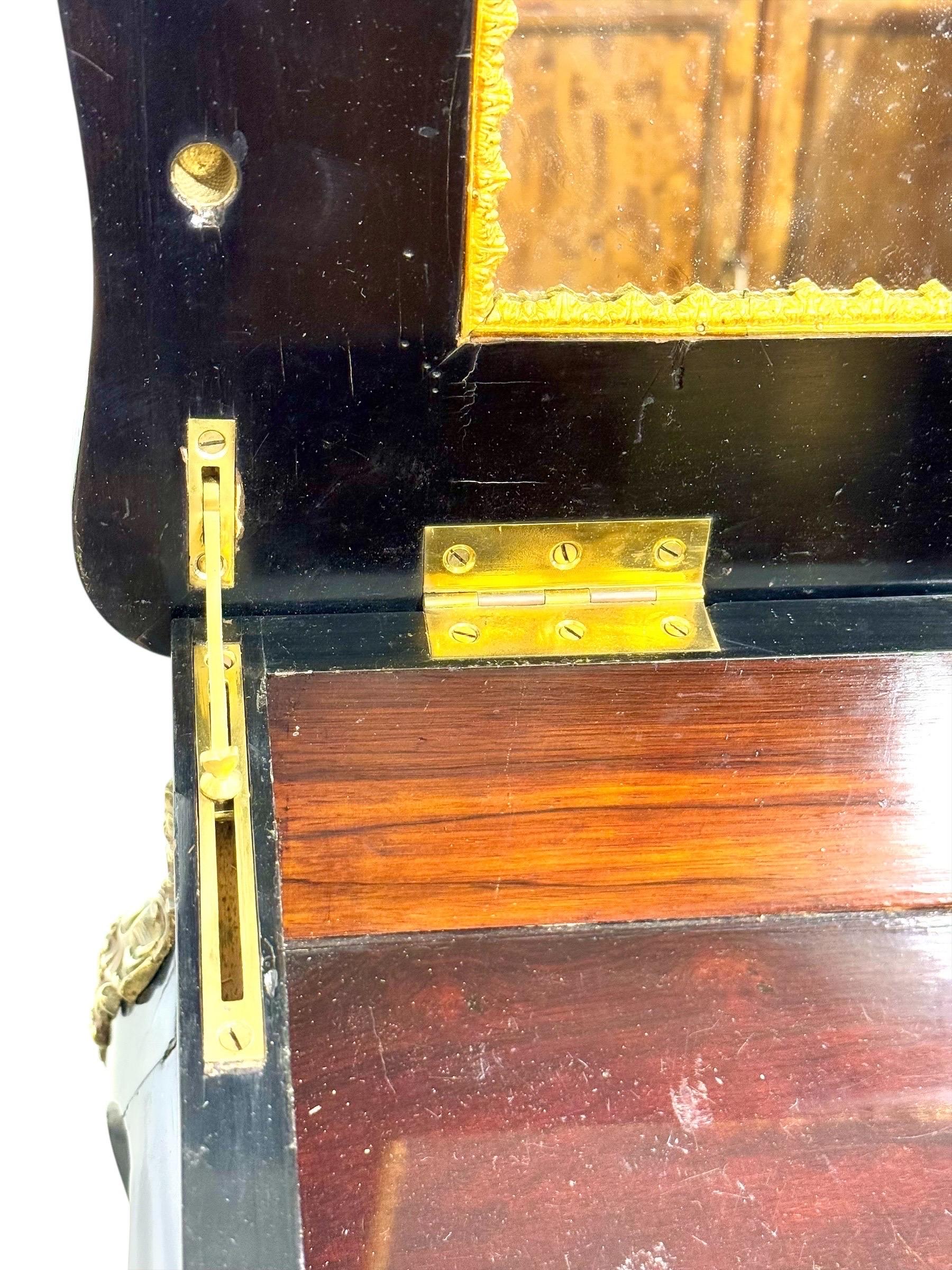 Table de toilette française ébonisée du 19e siècle avec montures en bronze doré en vente 6