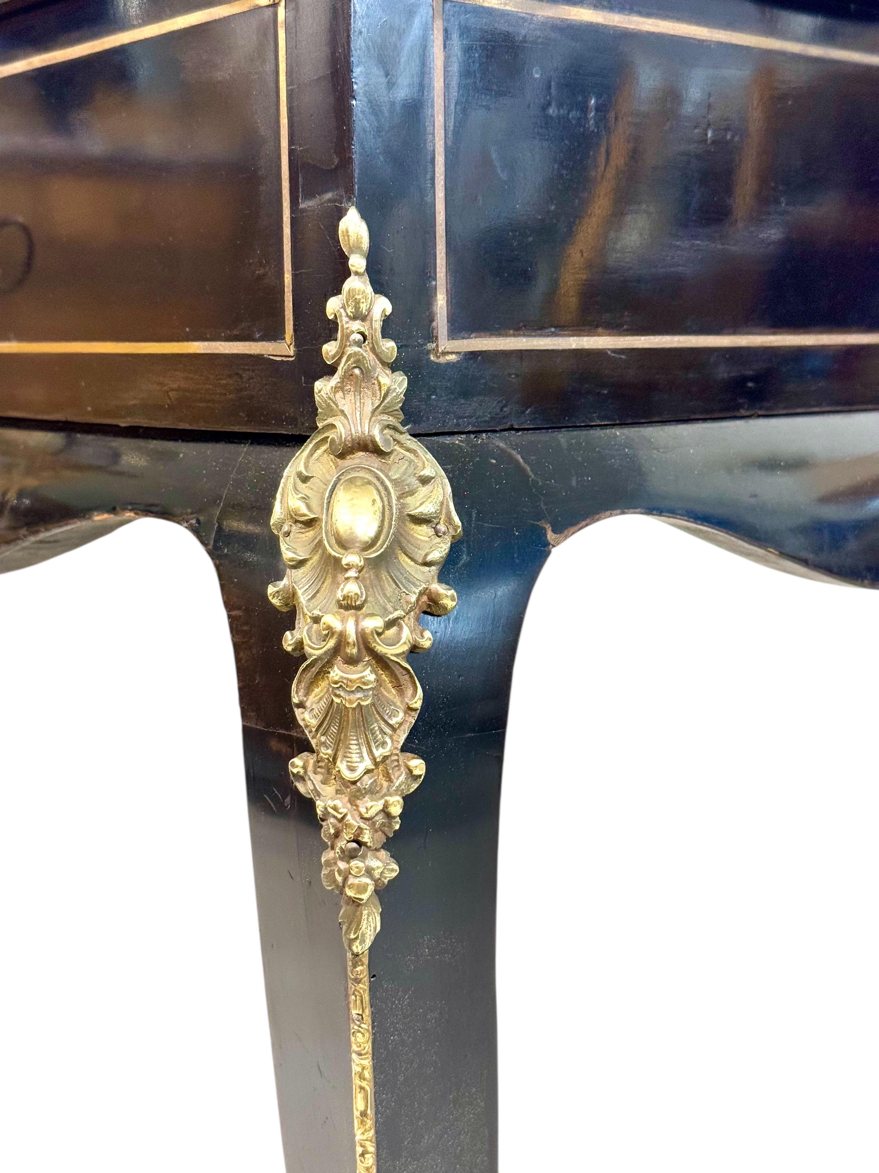 Table de toilette française ébonisée du 19e siècle avec montures en bronze doré en vente 8