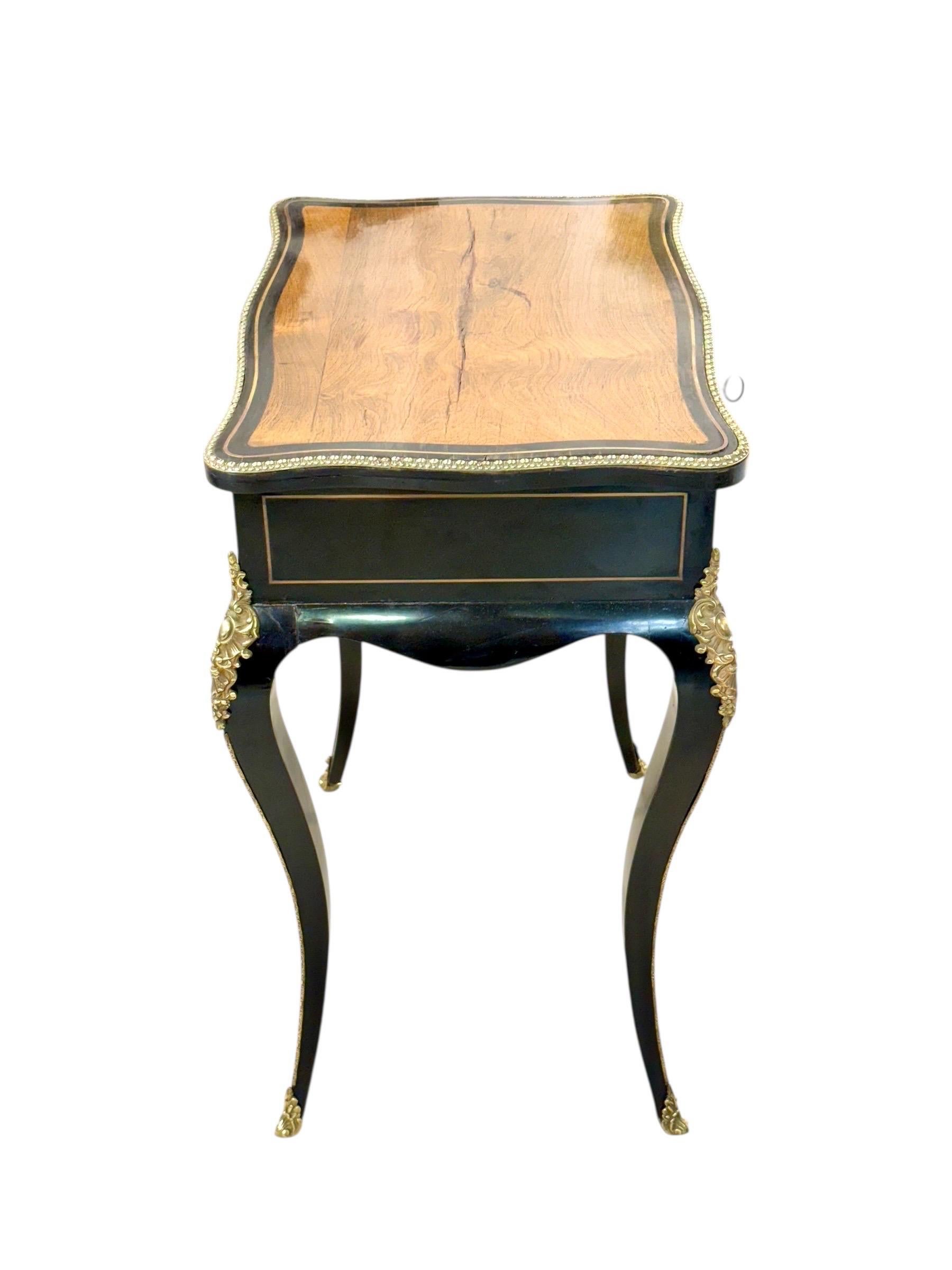 Table de toilette française ébonisée du 19e siècle avec montures en bronze doré en vente 9