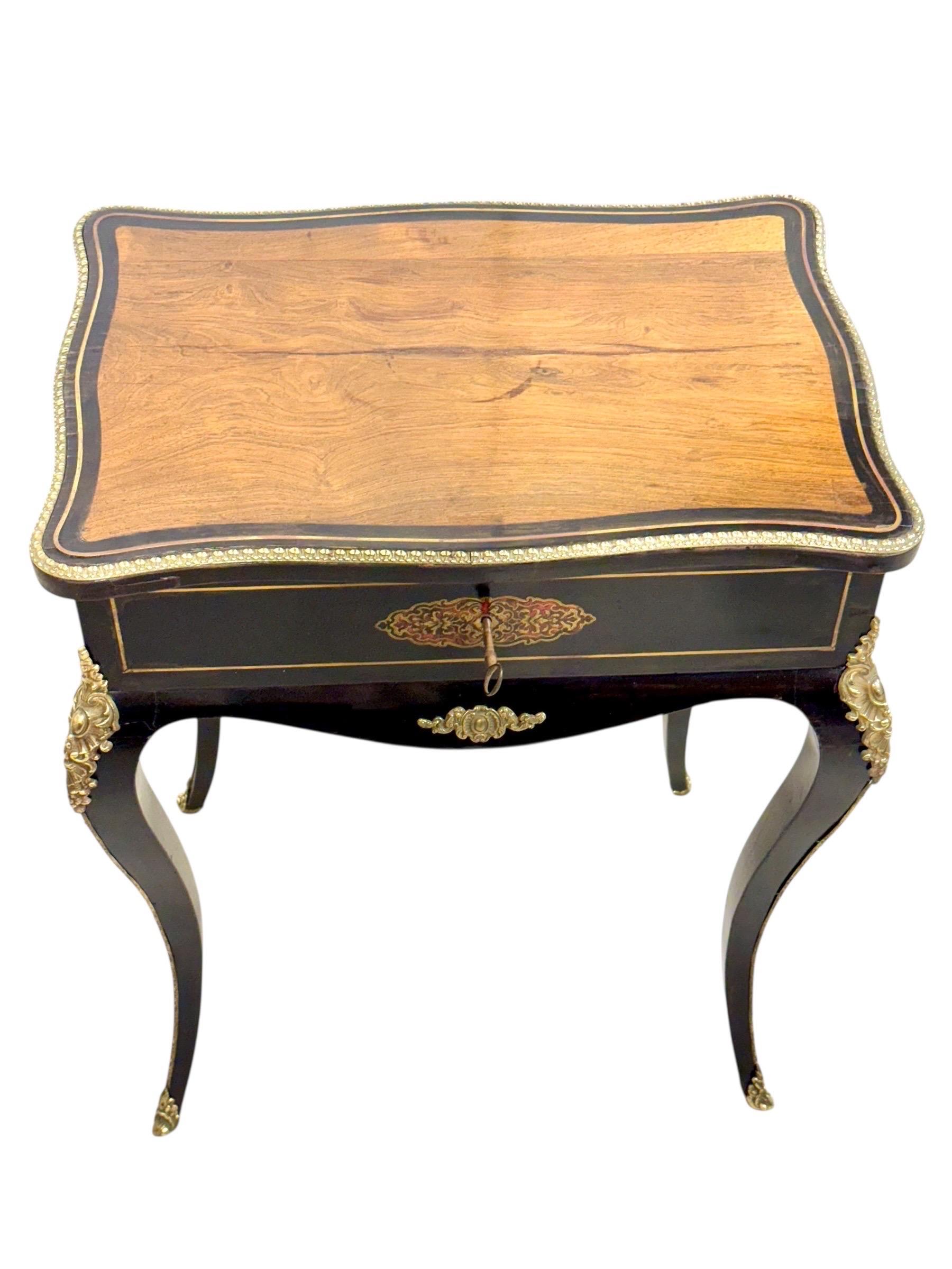 Table de toilette française ébonisée du 19e siècle avec montures en bronze doré en vente 10