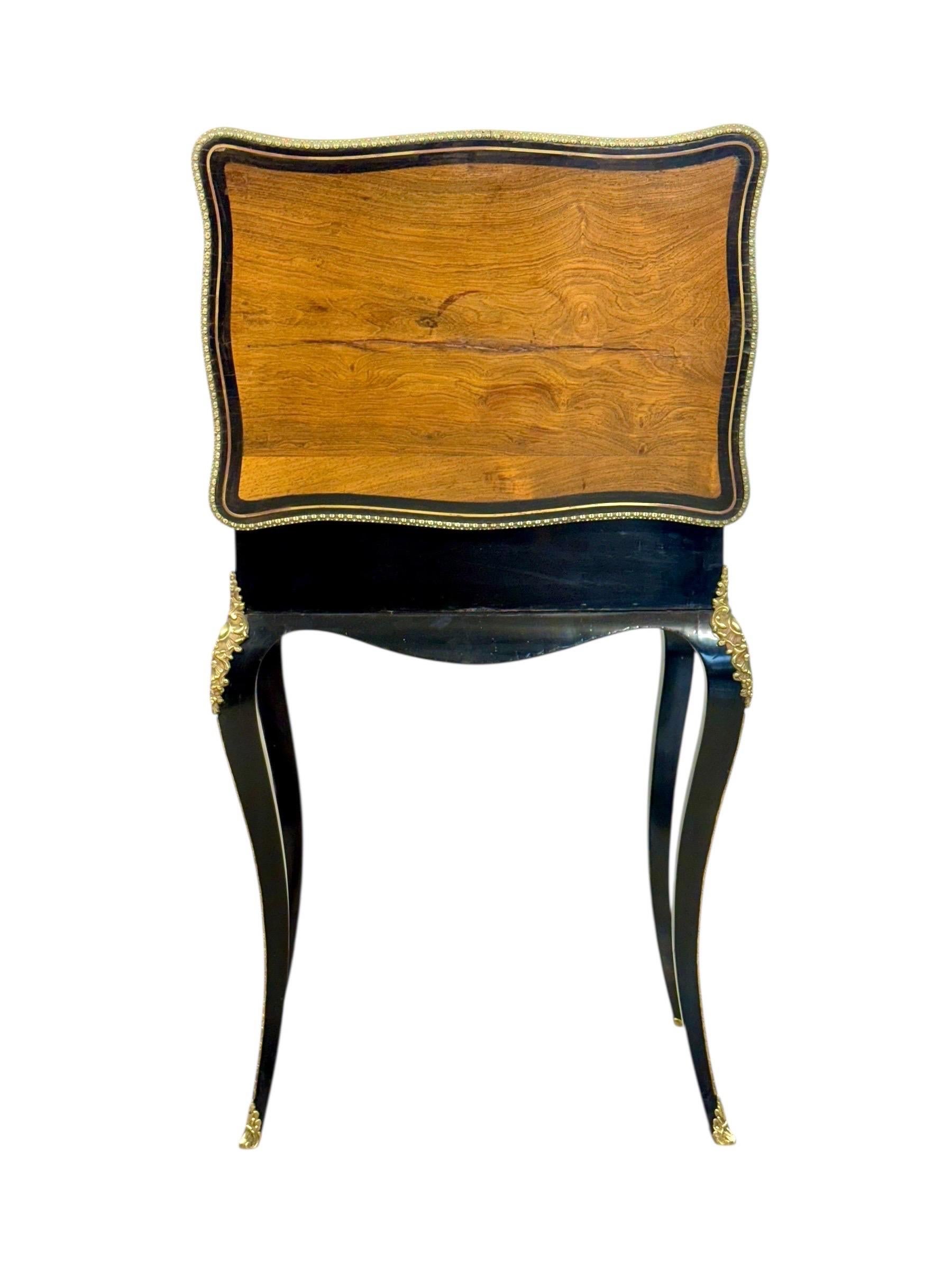 Table de toilette française ébonisée du 19e siècle avec montures en bronze doré en vente 12