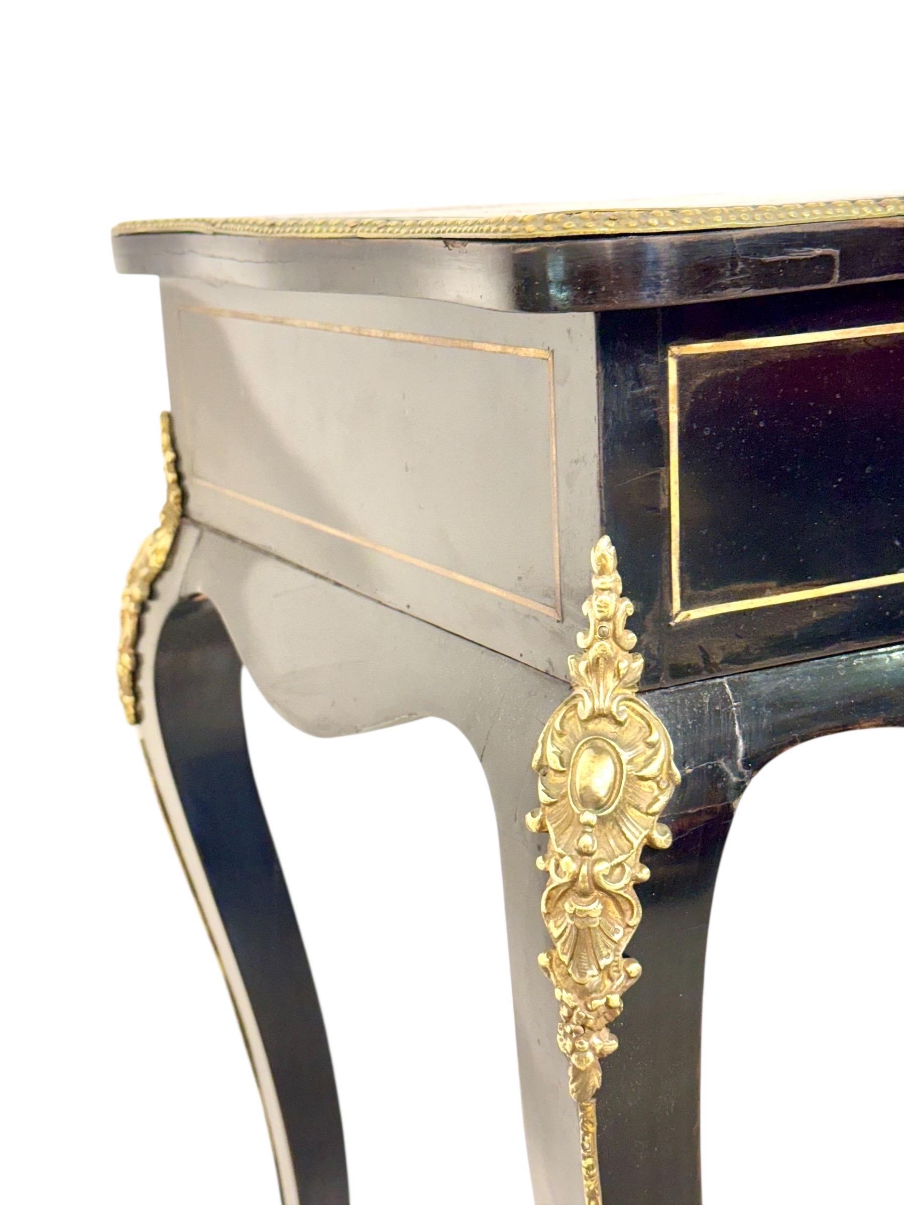 Ébénisé Table de toilette française ébonisée du 19e siècle avec montures en bronze doré en vente