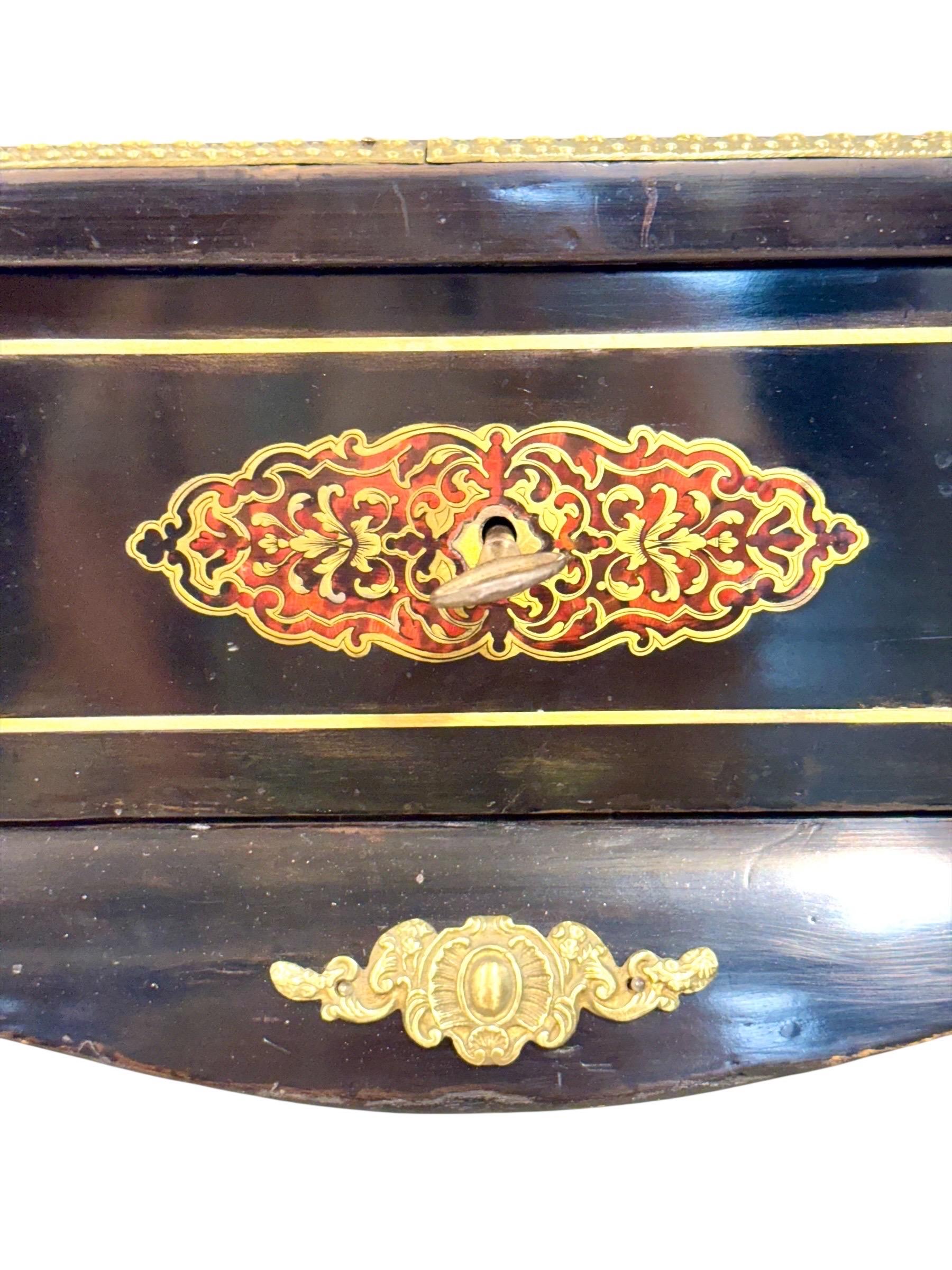 Table de toilette française ébonisée du 19e siècle avec montures en bronze doré Bon état - En vente à LA CIOTAT, FR