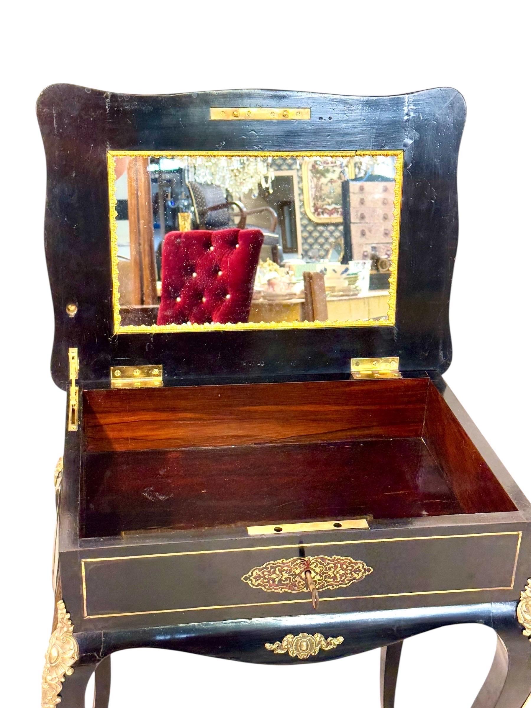 XIXe siècle Table de toilette française ébonisée du 19e siècle avec montures en bronze doré en vente
