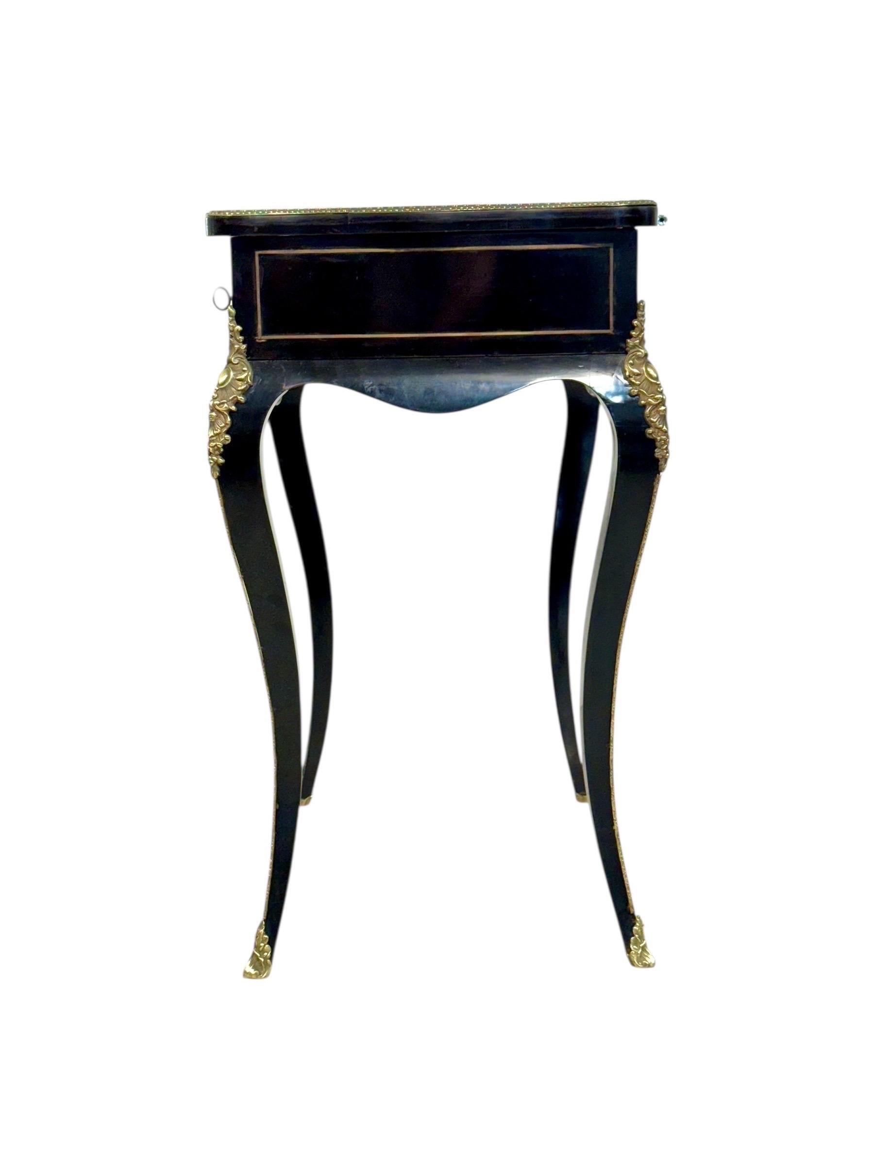 Table de toilette française ébonisée du 19e siècle avec montures en bronze doré en vente 1