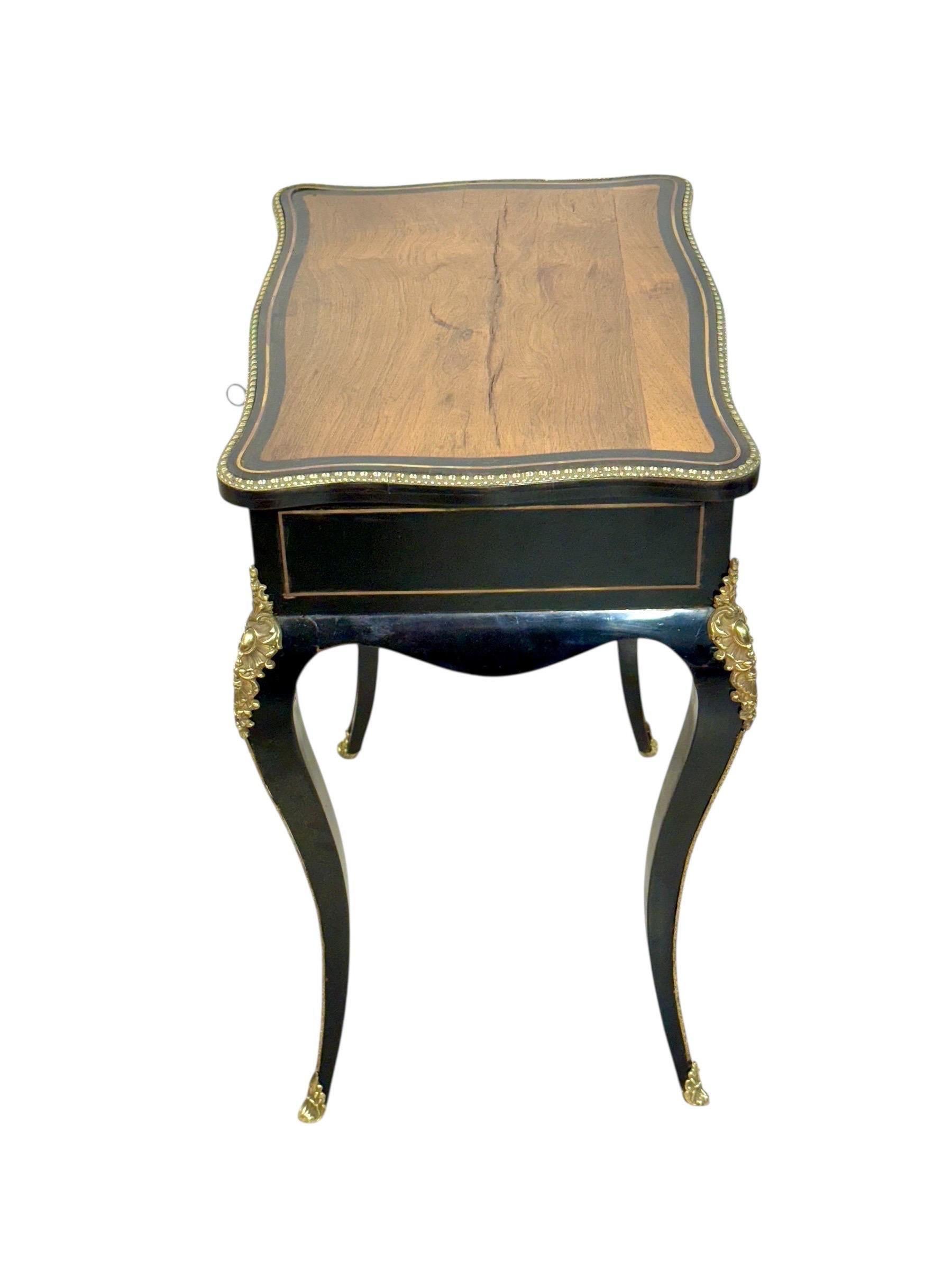 Table de toilette française ébonisée du 19e siècle avec montures en bronze doré en vente 2