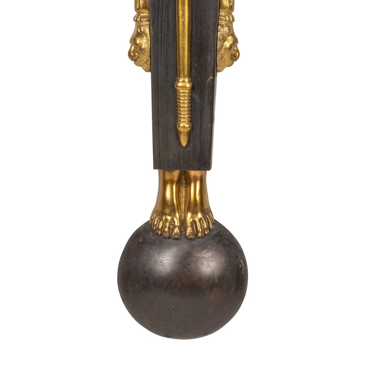 Antique French del XIX secolo, coppia di applique in bronzo ormolu in stile revival egiziano. Queste sono state in parte dorate per esaltare le figure dettagliate, ciascuna sirena alata che sostiene quattro anfore fiammeggianti decorate con maschere