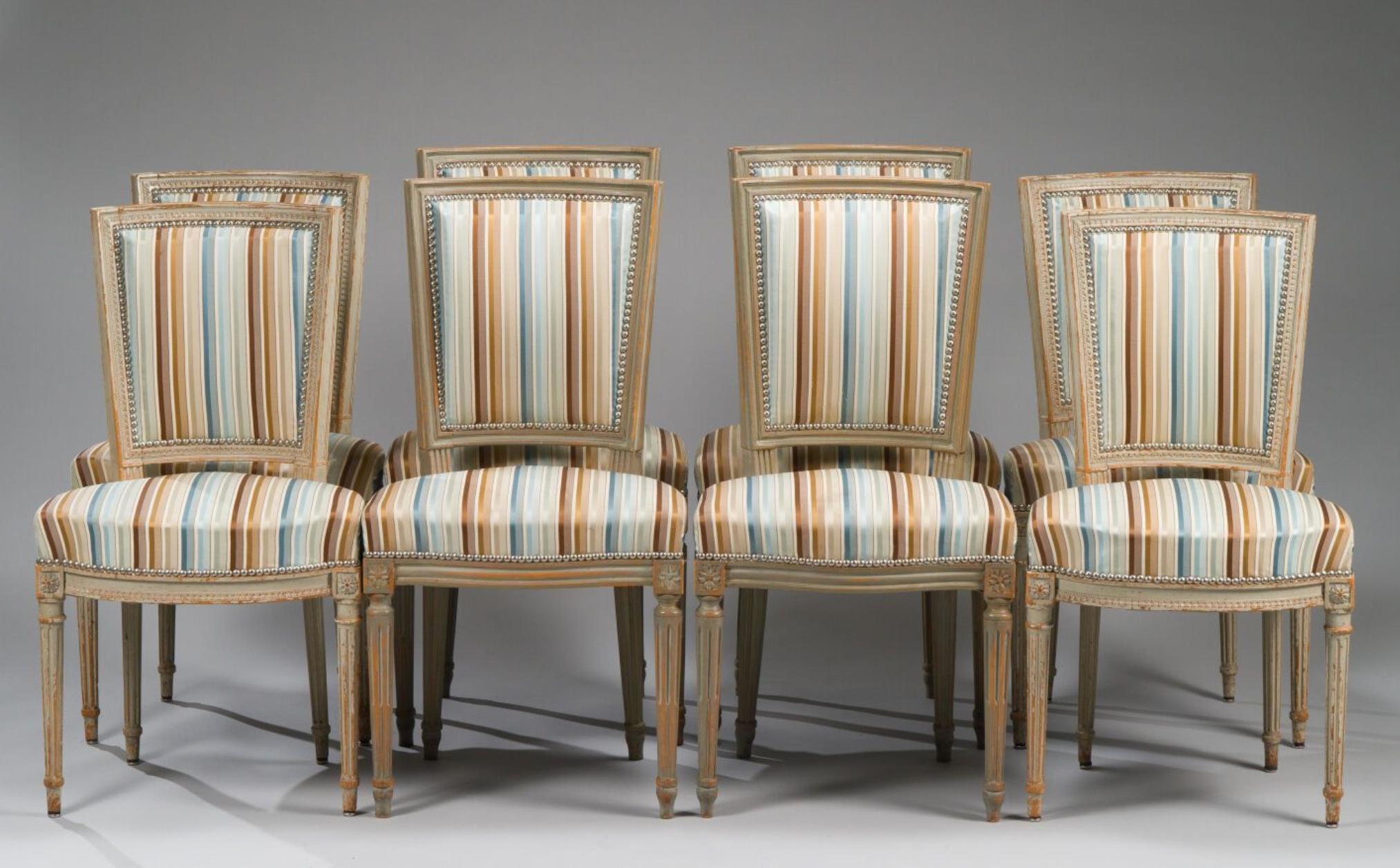 Acht handgeschnitzte französische Esszimmerstühle im Louis-XVI-Stil des 19. Jahrhunderts. Alle Stühle sind in sehr gutem, authentischem Zustand und tragen noch die originalen Seidenbezüge.
Frankreich, um 1880