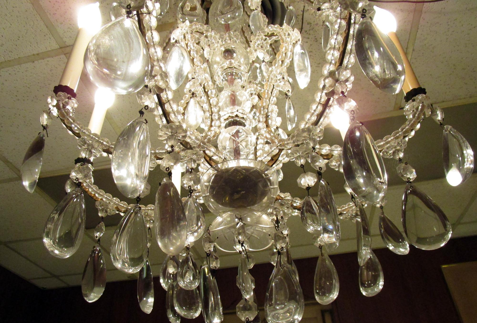 19th Century French Eight-Light Crystal Chandelier For Sale 7