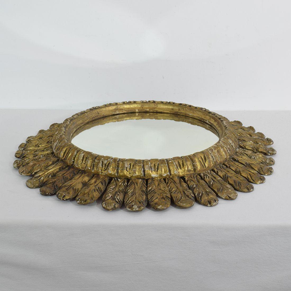 19th Century French Elegant Gilt Carved Wood Circular Feather Mirror In Good Condition In Buisson, FR