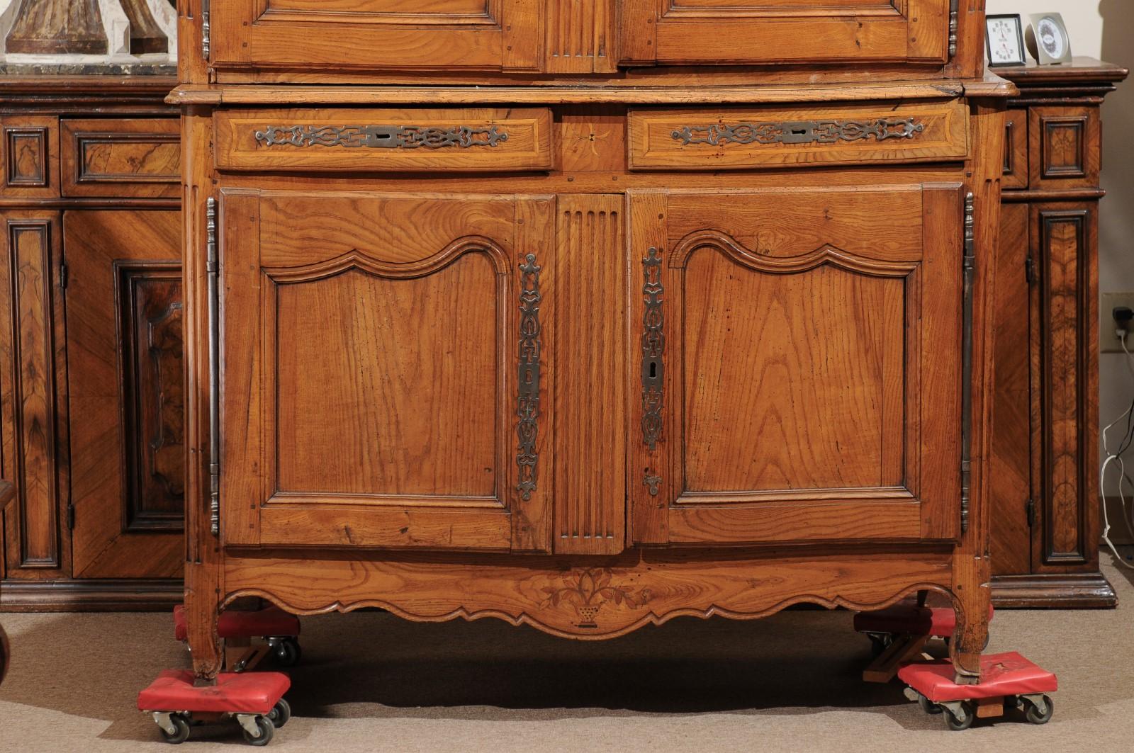 Buffet francese in olmo del XIX secolo Deux Corps in vendita 1