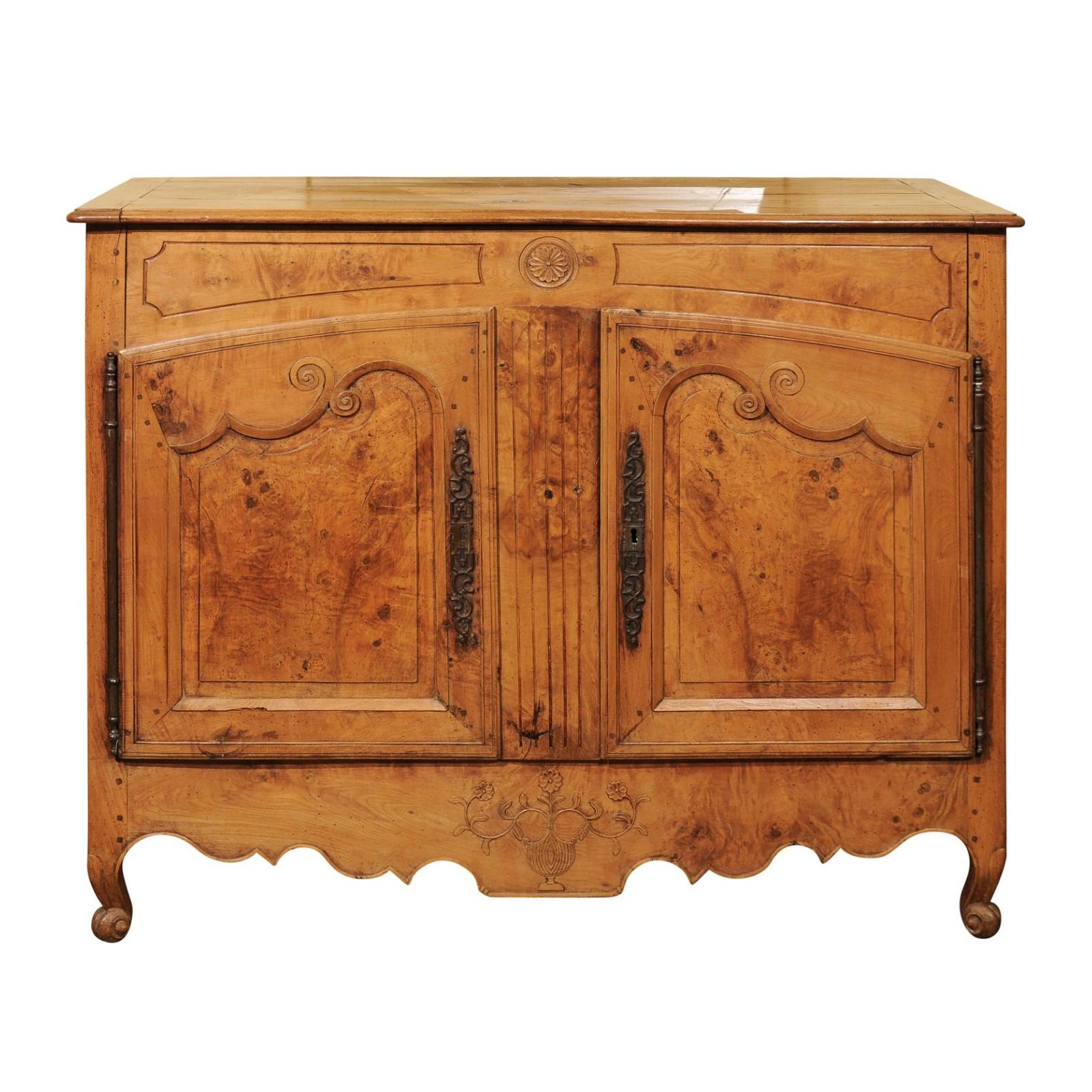 Buffet de olmo francés del siglo XIX con talla de flores y urna en venta