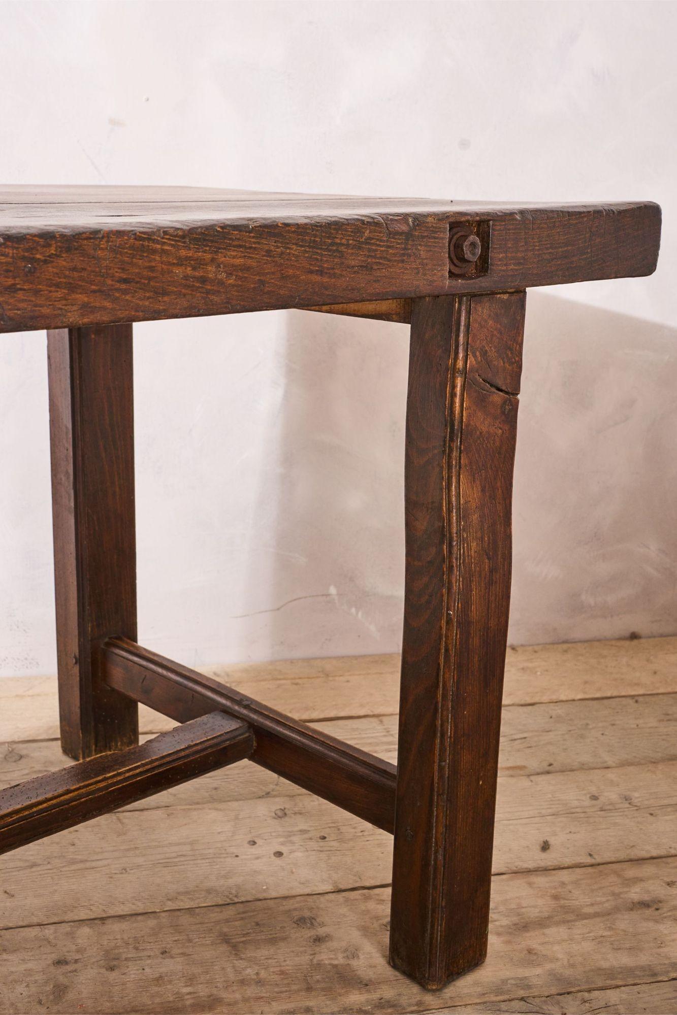 Table de travail en orme français du 19e siècle en vente 6