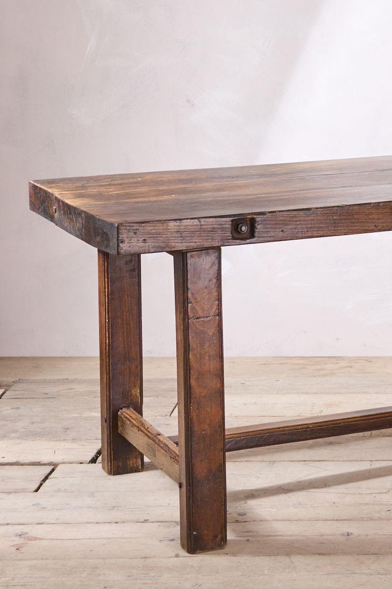 Il s'agit d'une très belle table de travail Farmhouse du 19ème siècle trouvée en France. Il semble être entièrement fabriqué en orme et son aspect et sa couleur sont stupéfiants. Totalement original et plein de caractère avec les grands écrous de