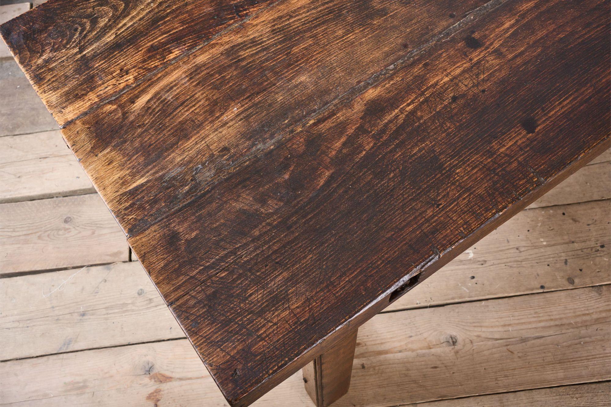 Table de travail en orme français du 19e siècle en vente 3