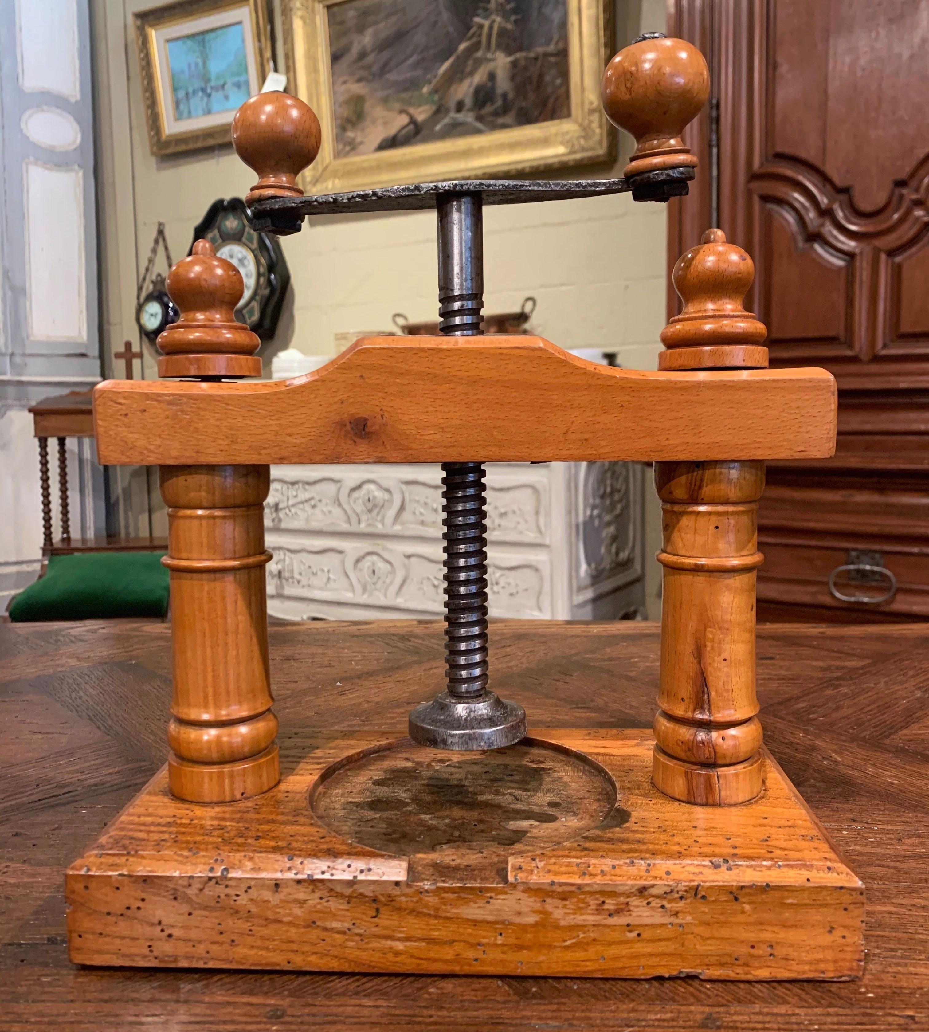 19th Century French Elmwood and Polished Iron Cheese or Fruit Press In Excellent Condition For Sale In Dallas, TX