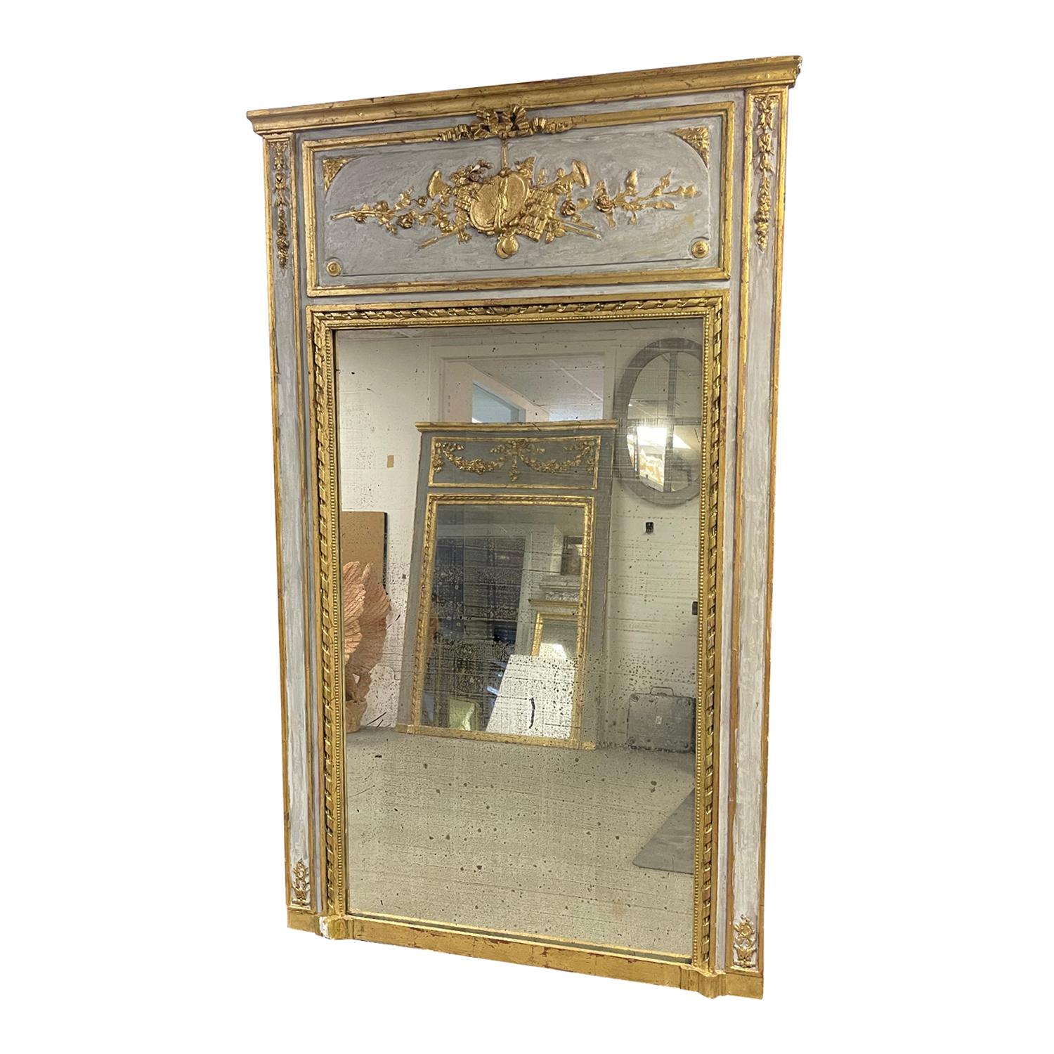Ein typisch französischer geschnitzter und teilweise vergoldeter Trumeau-Spiegel aus dem 19. Jahrhundert, in gutem Zustand. Der antike Flurspiegel besteht aus seinem originalen Spiegelglas. Die Paneelplatte ist reich verziert mit akribischen