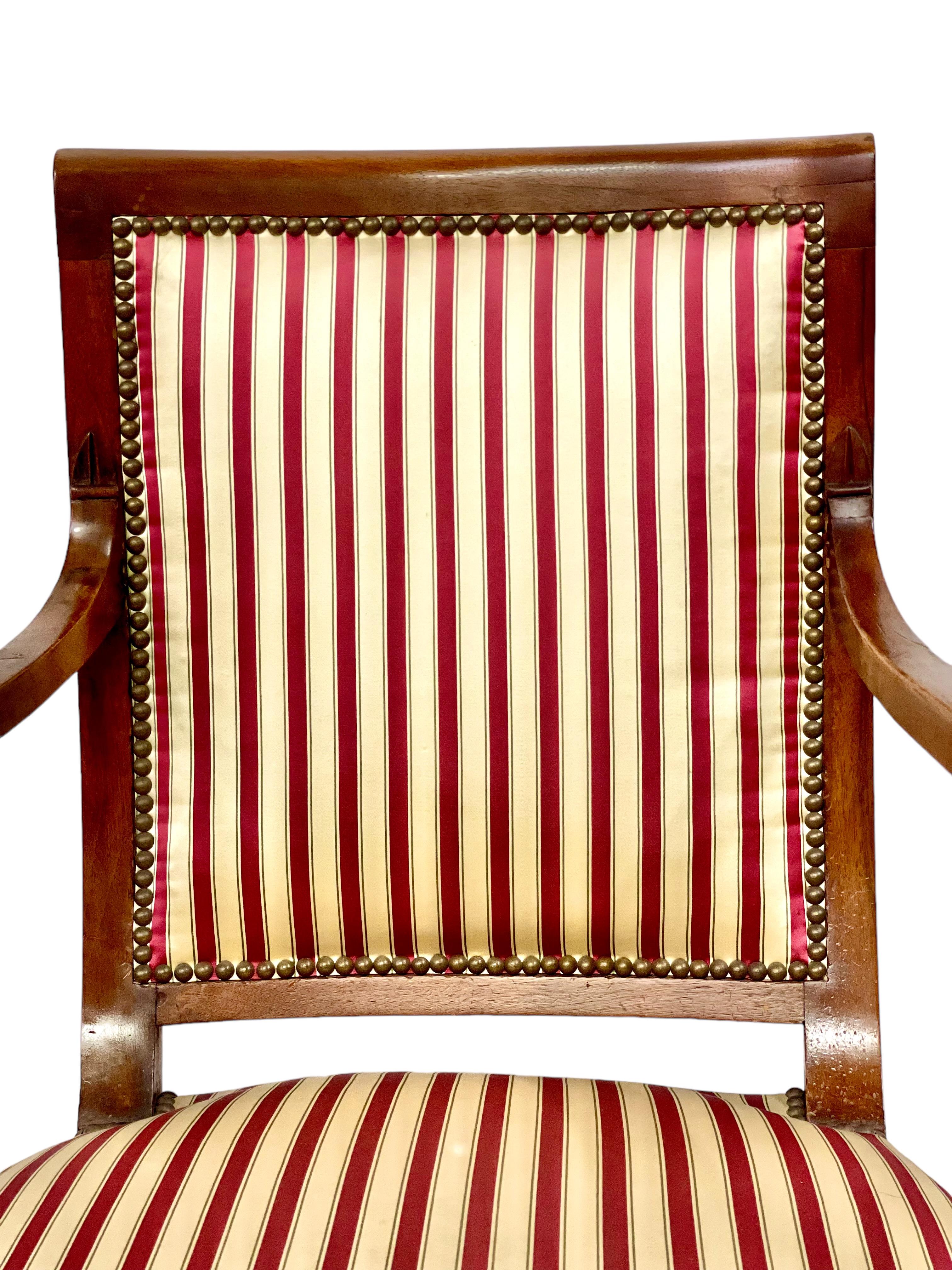 Sillón francés 1er Imperio con cabezas de delfín talladas Francés en venta