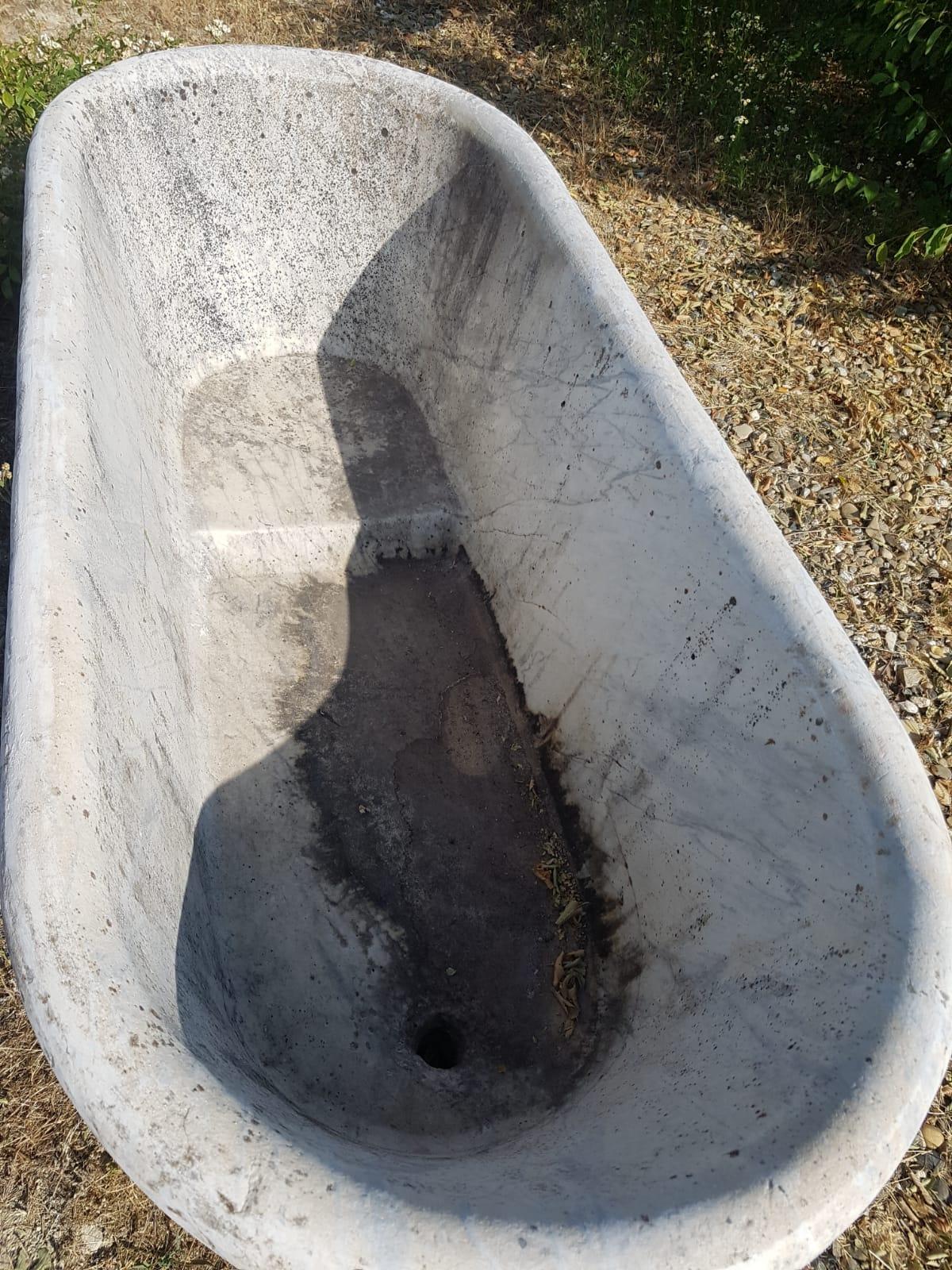 Rare antique bathtub Napoleon's French Empire, 1805s in marble with carved decorations. The bathtub is presented to you as we found it with all the fascinating signs of the time. If the customer wishes we can deliver it clean without additional