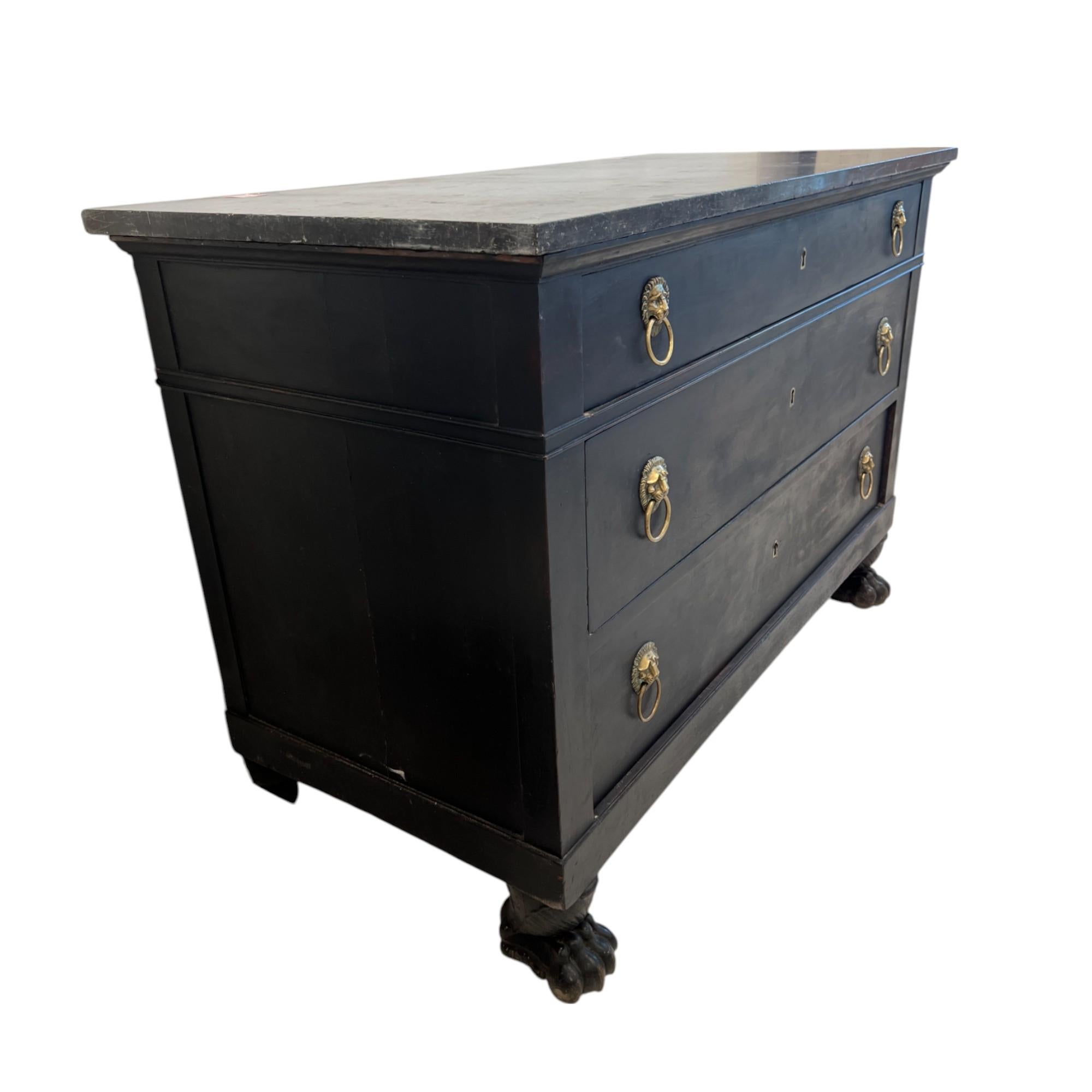 Cassapanca antica francese del XIX secolo in stile impero nero con piano in marmo e piedi a zampa di elefante In condizioni discrete in vendita a New Orleans, LA