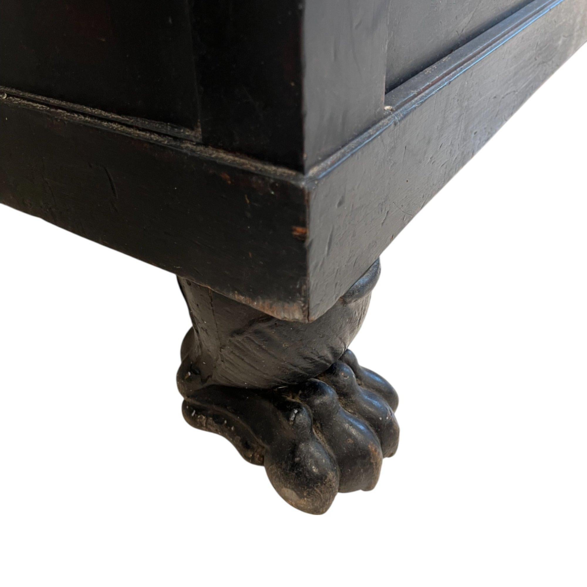 Marmo Cassapanca antica francese del XIX secolo in stile impero nero con piano in marmo e piedi a zampa di elefante in vendita