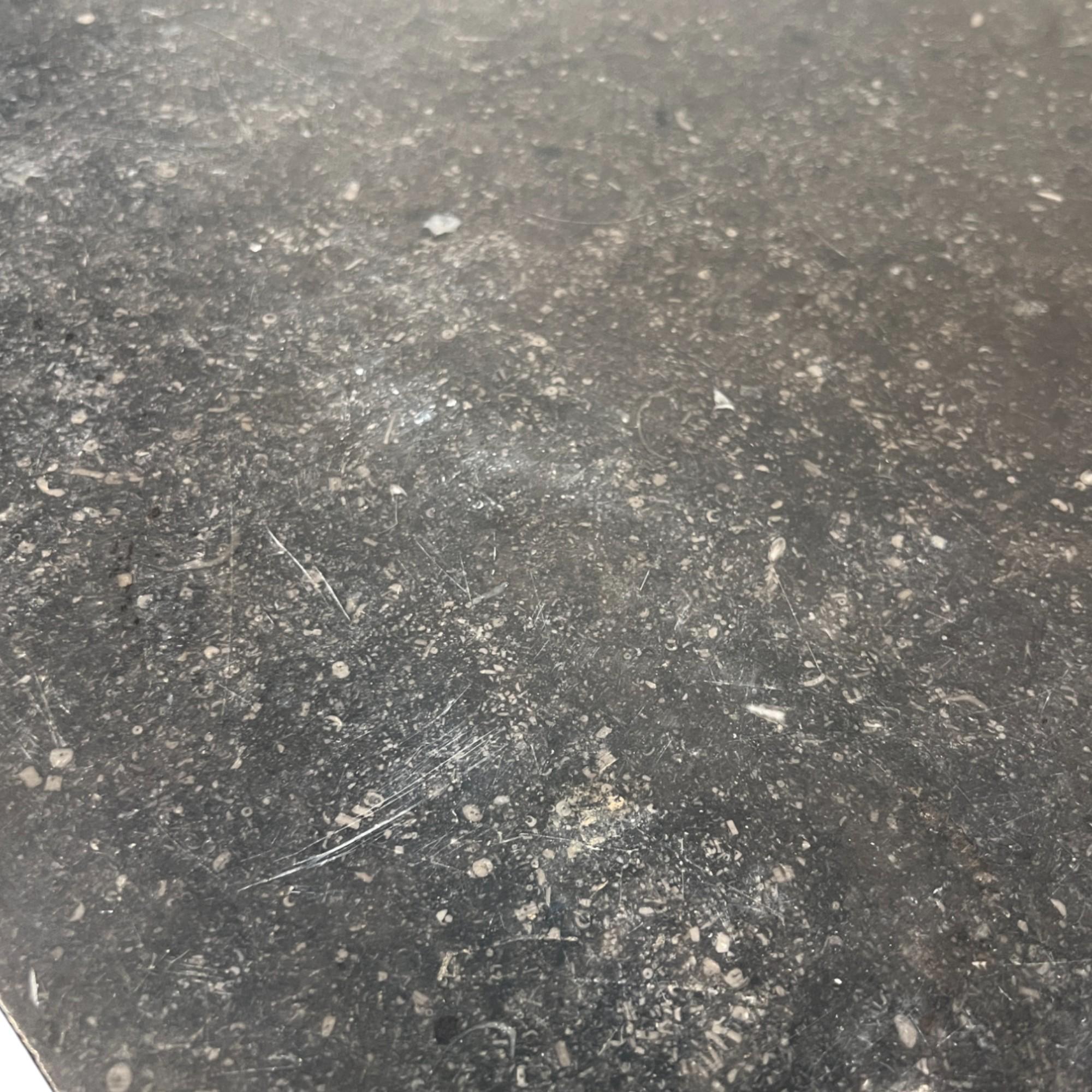Cassapanca antica francese del XIX secolo in stile impero nero con piano in marmo e piedi a zampa di elefante in vendita 3