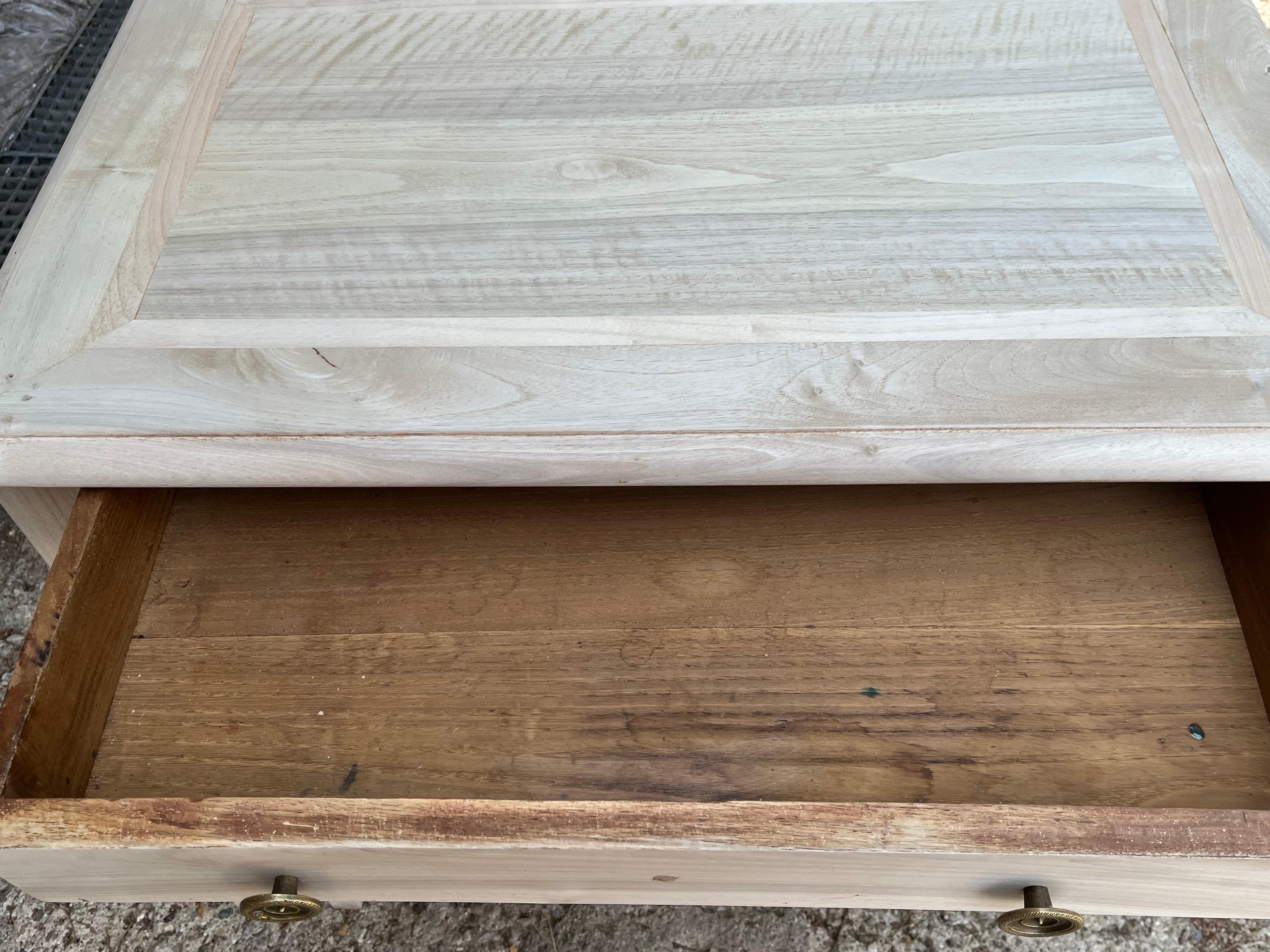 Table d'appoint en cerisier blanchi du XIXe siècle de style Empire français en vente 4