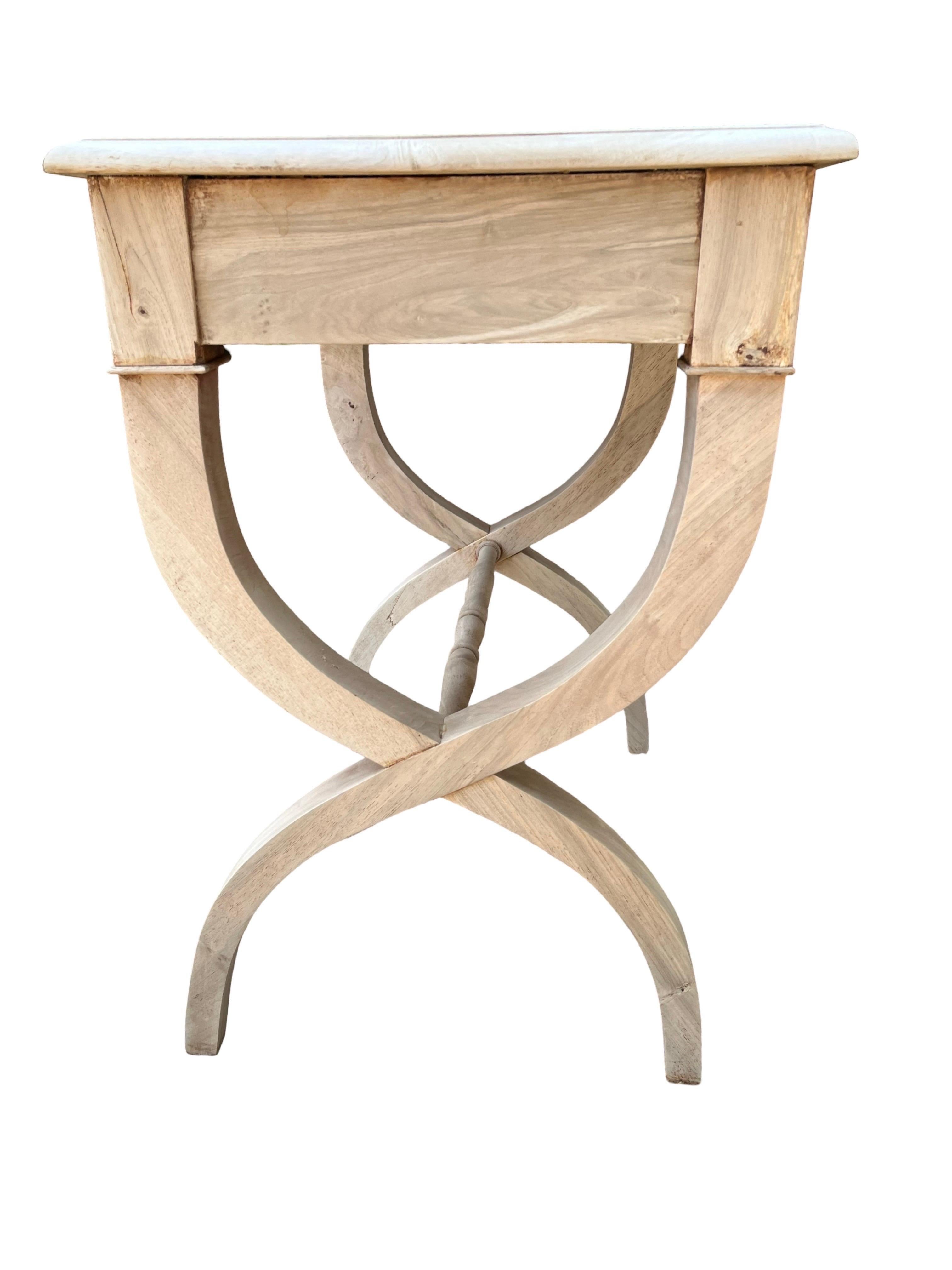 Table d'appoint Empire fabriquée à la main en France au début des années 1800 en bois de cerisier. La table est très élégante dans ses lignes, avec des bords très droits associés à des pieds doux et courbés et à un support en I tourné à la main. La