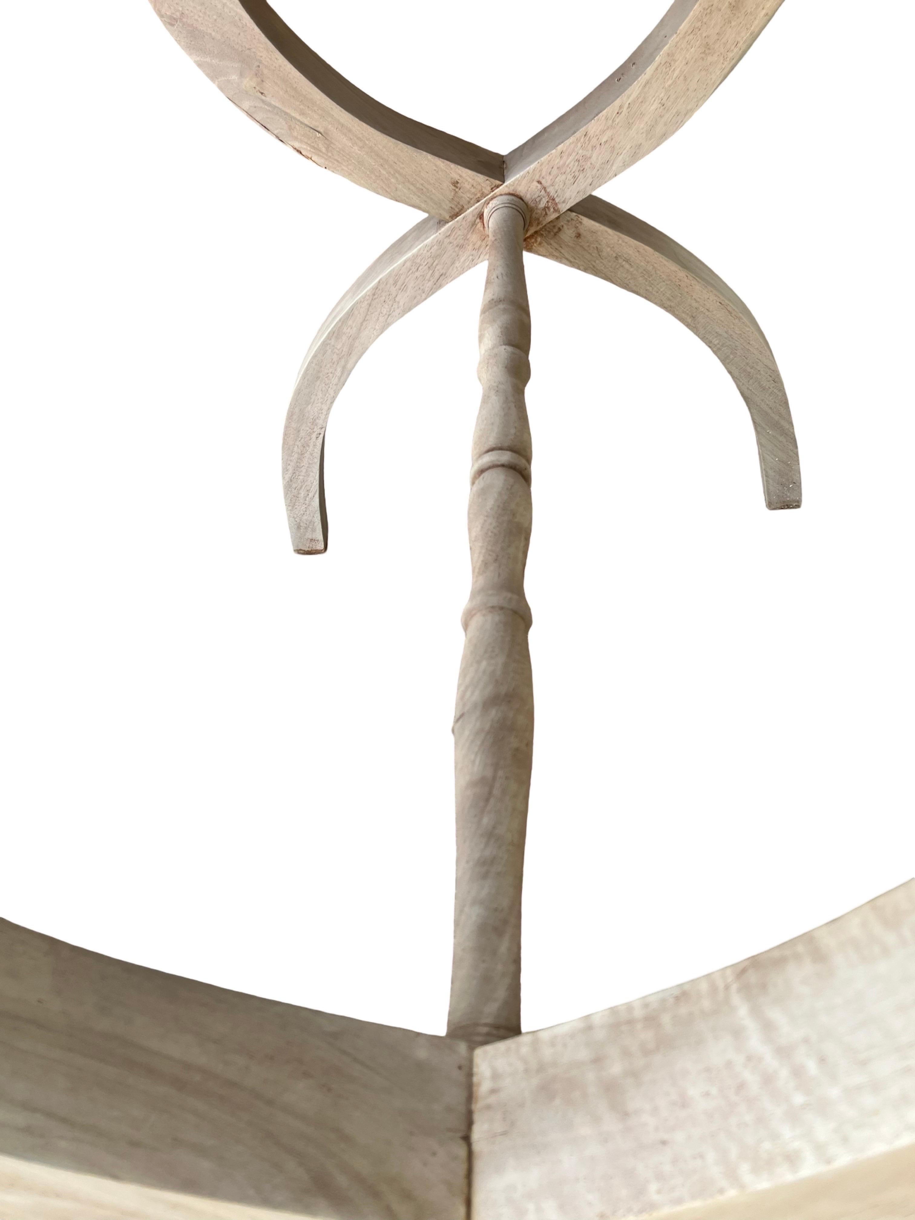 Français Table d'appoint en cerisier blanchi du XIXe siècle de style Empire français en vente