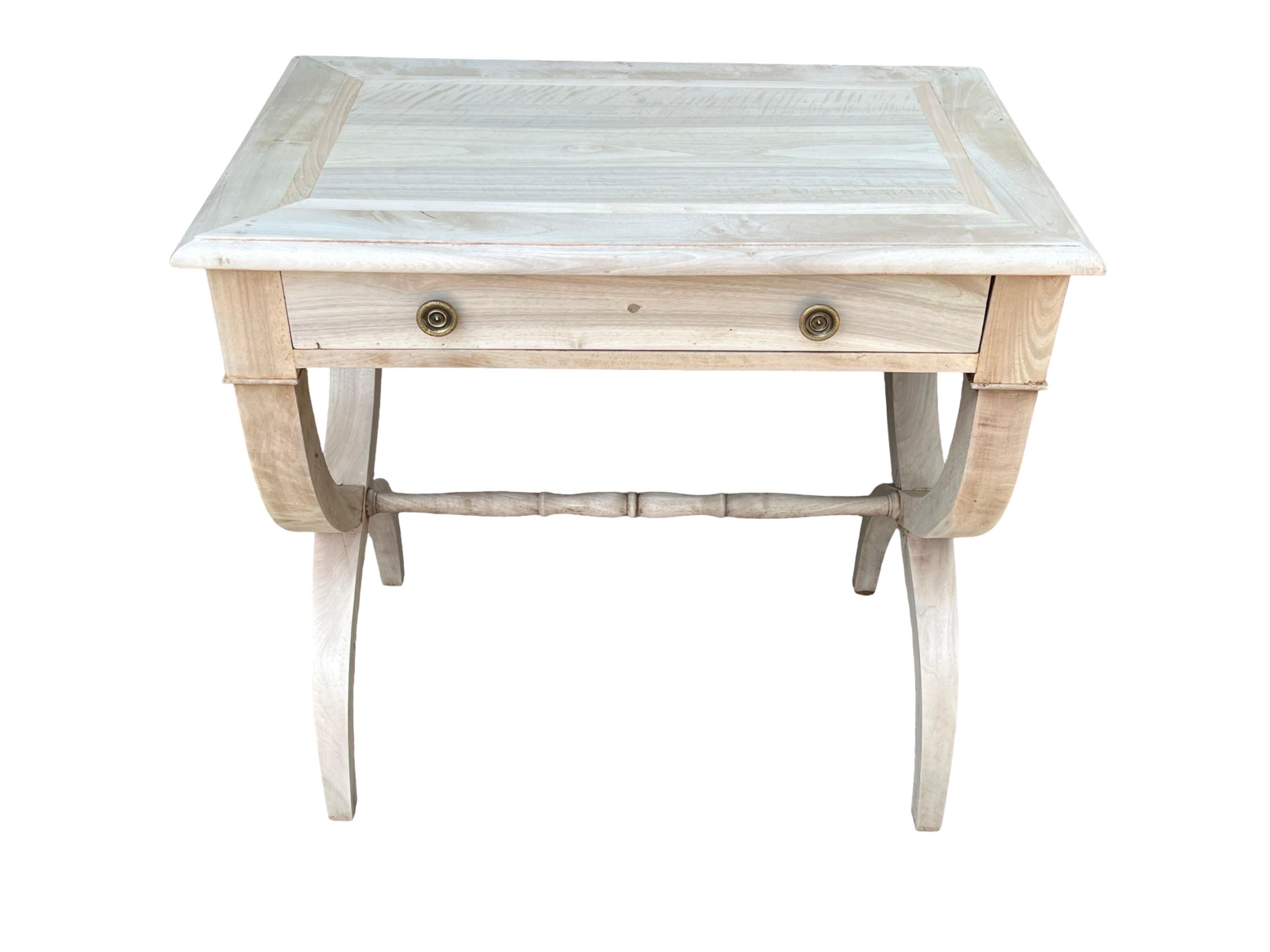 Blanchi Table d'appoint en cerisier blanchi du XIXe siècle de style Empire français en vente