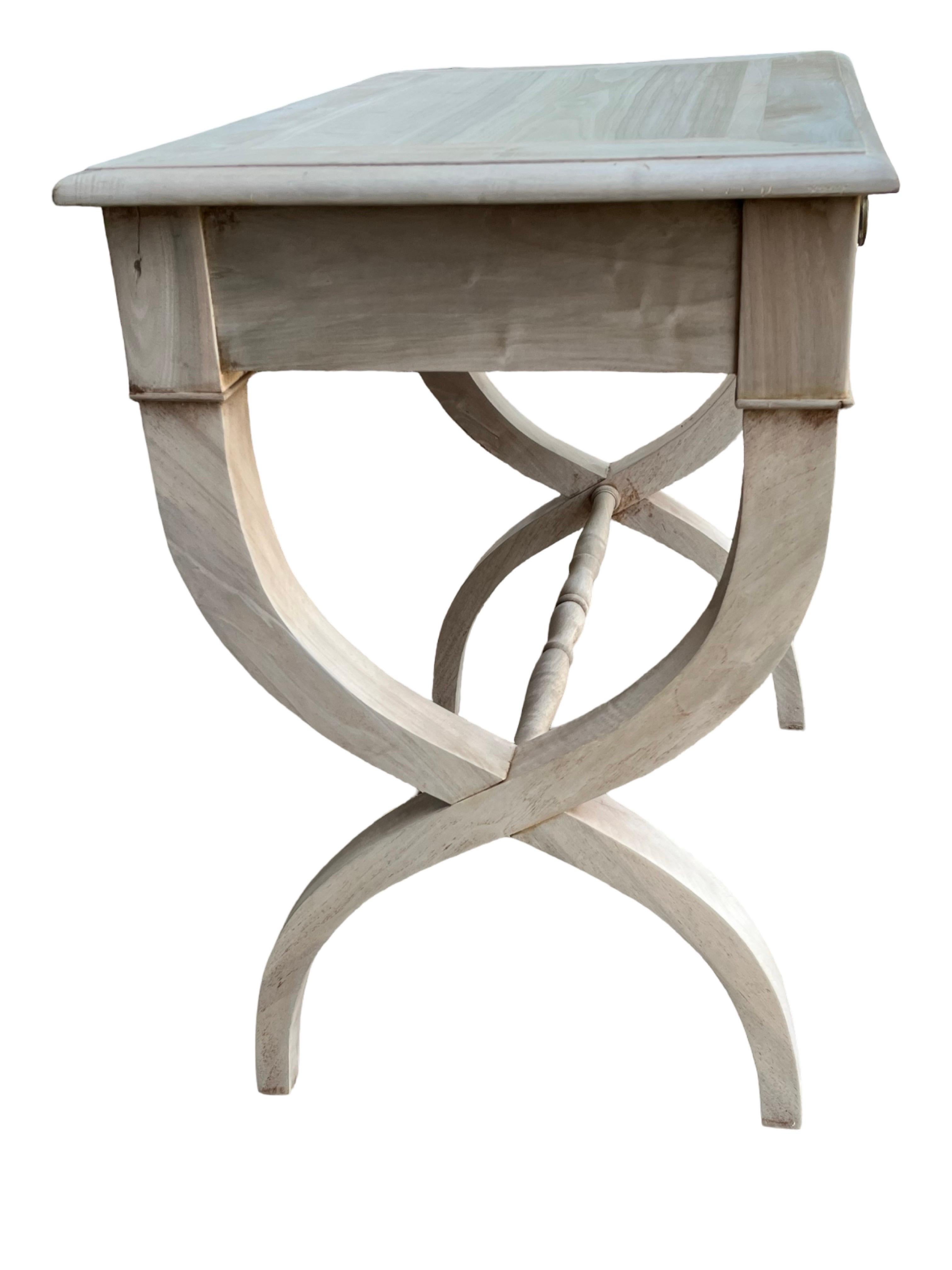 Mesa auxiliar de cerezo blanqueado imperio francés del siglo XIX Cereza en venta