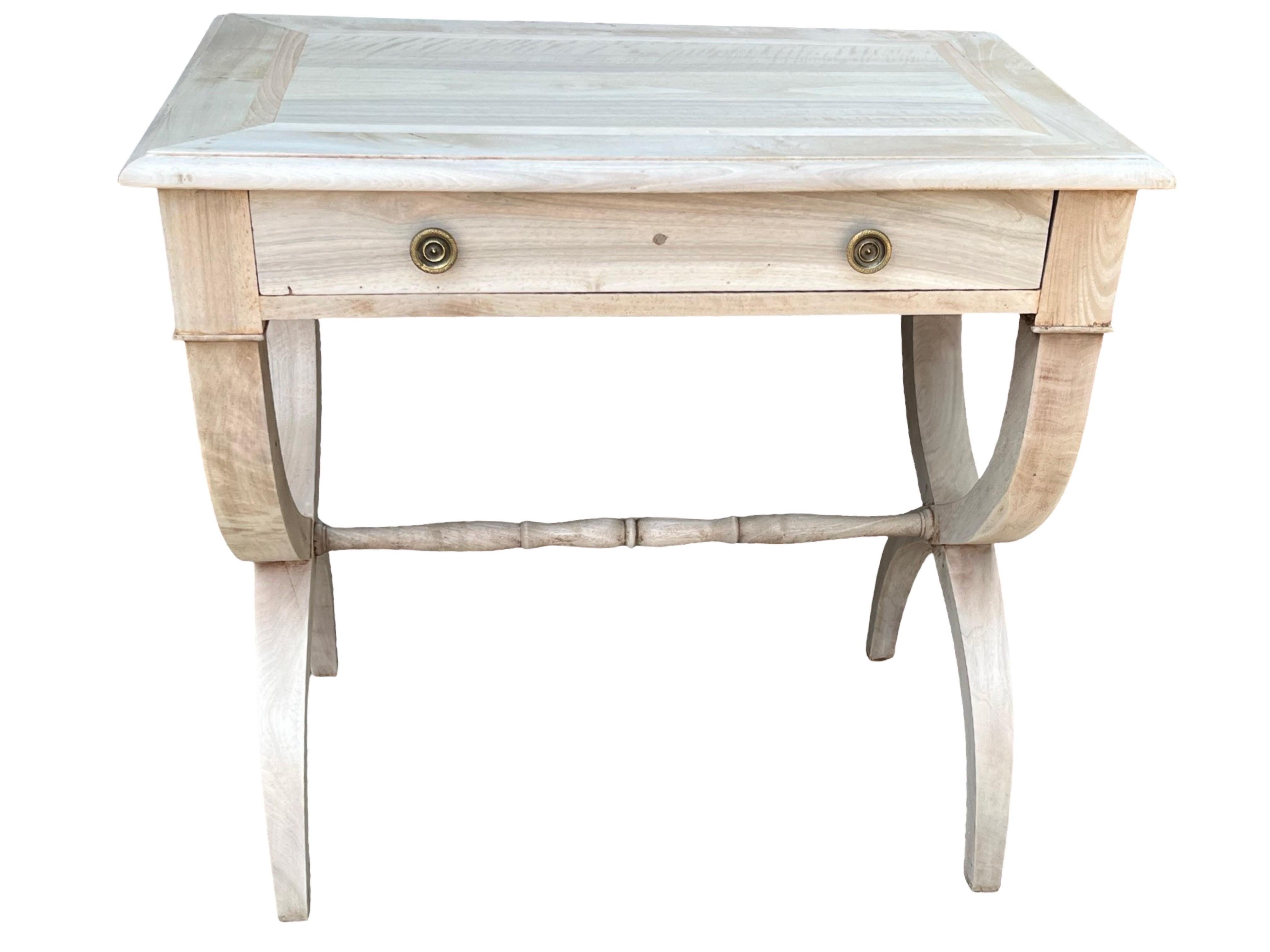 Cerise Table d'appoint en cerisier blanchi du XIXe siècle de style Empire français en vente