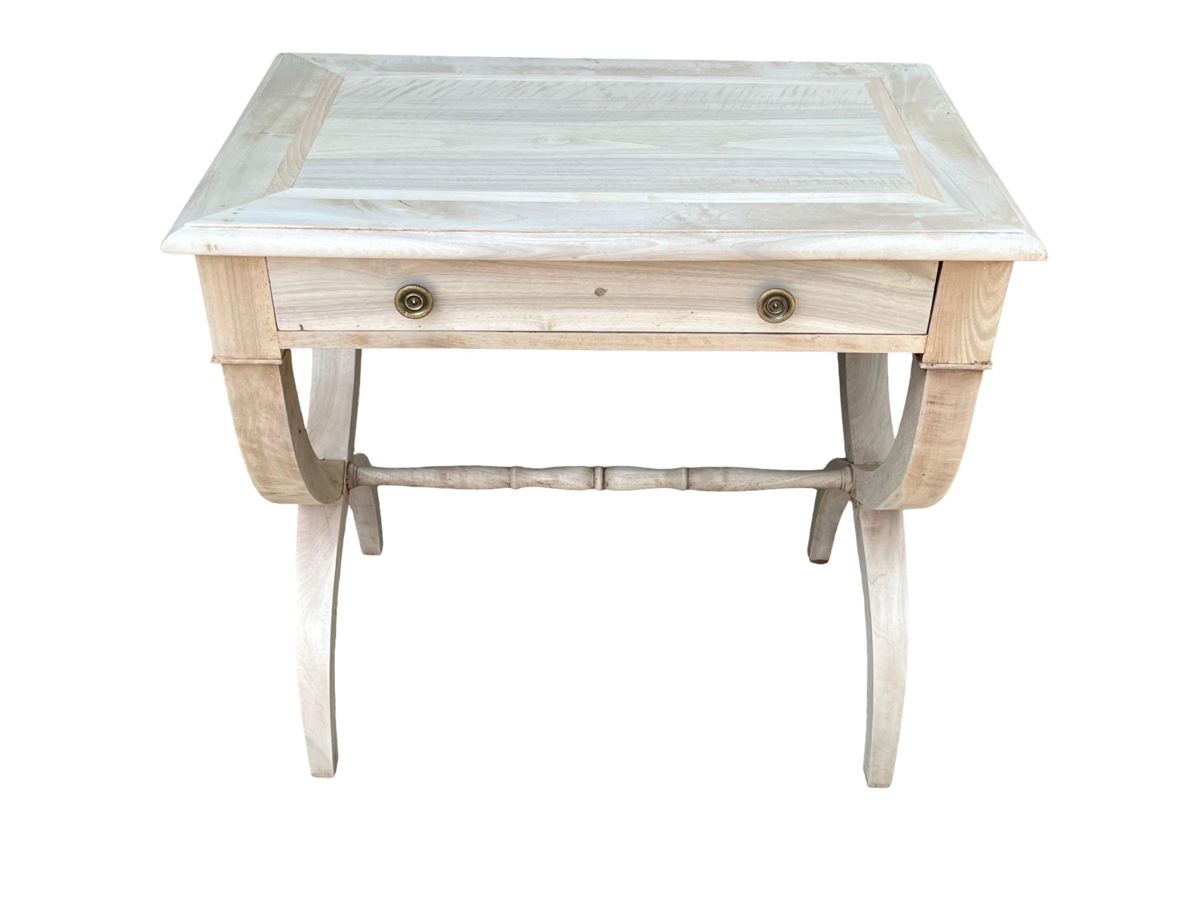 Mesa auxiliar de cerezo blanqueado imperio francés del siglo XIX en venta 1