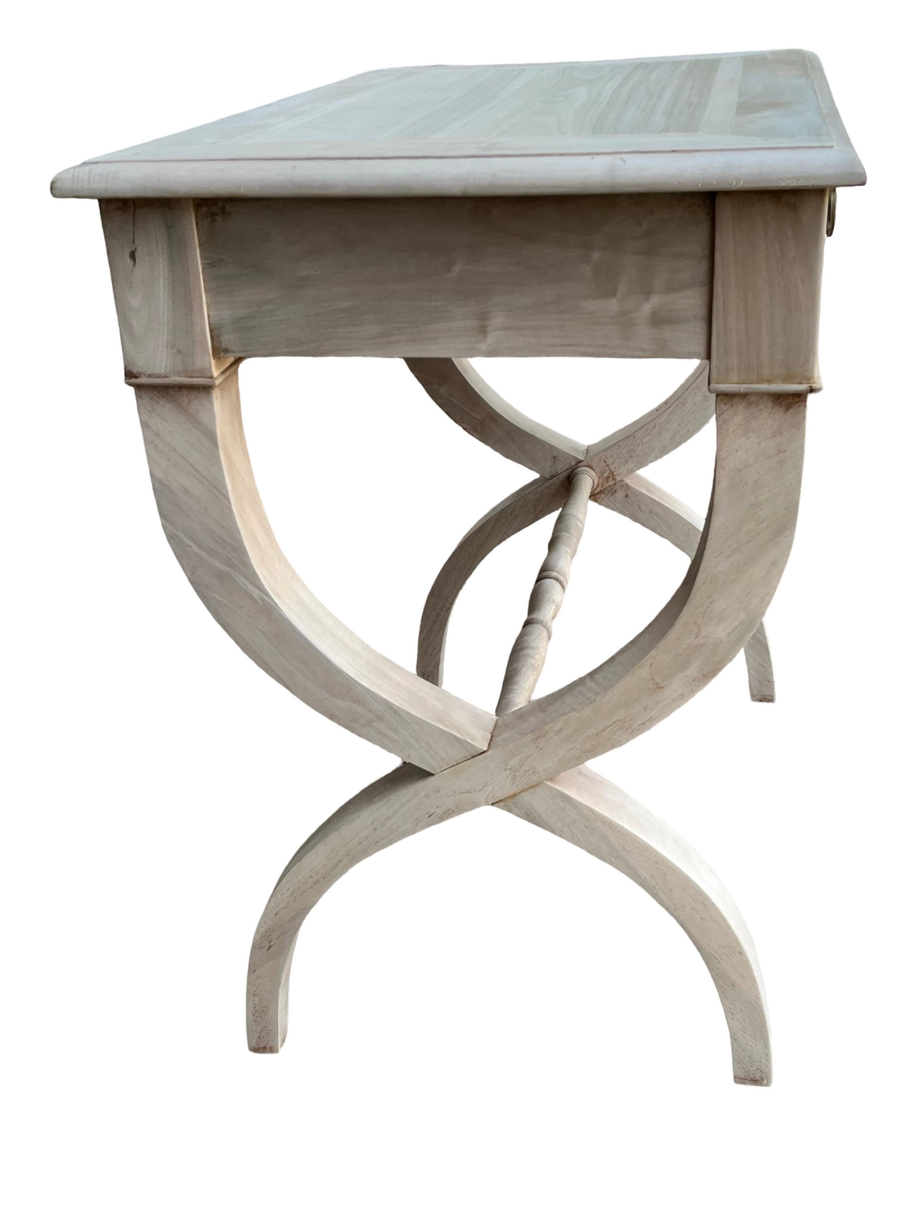 Table d'appoint en cerisier blanchi du XIXe siècle de style Empire français en vente 1