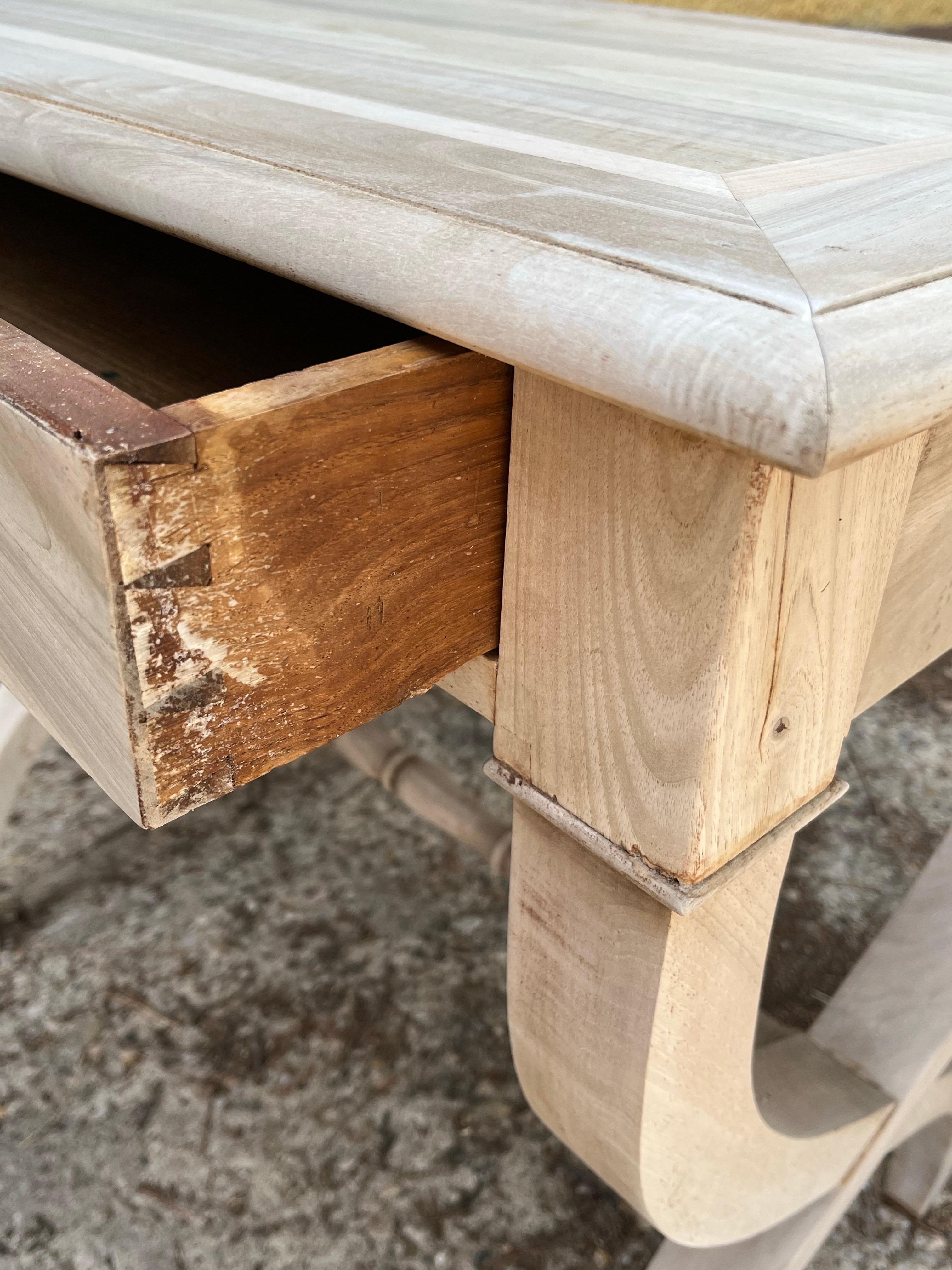 Table d'appoint en cerisier blanchi du XIXe siècle de style Empire français en vente 3