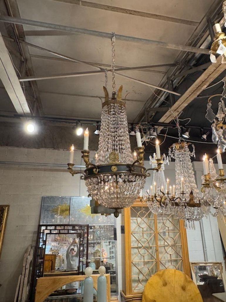 Bronzo Lampadario a cesto in bronzo e cristallo Impero francese del XIX secolo in vendita