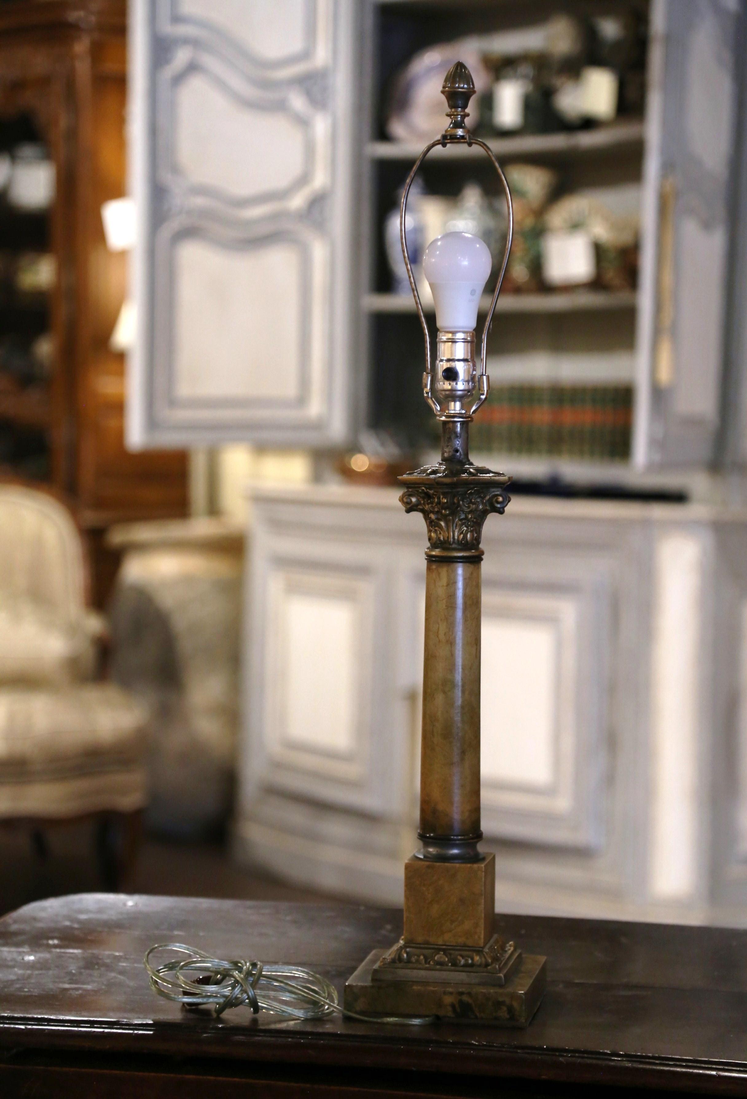 Lampada da tavolo impero francese del XIX secolo in bronzo e marmo con paralume 4