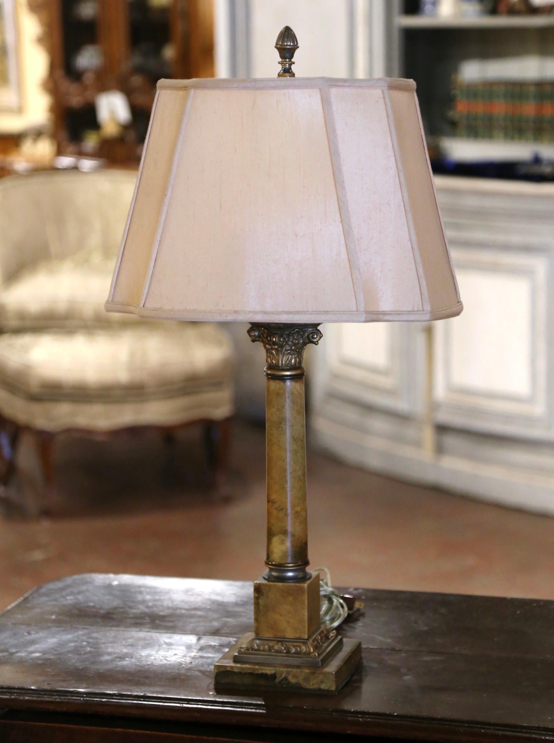 Realizzato in Francia intorno al 1860, questo capolavoro in stile Impero incarna un'eleganza senza tempo grazie al suo design classico e alle sue influenze neoclassiche. La lampada presenta un corpo sottile a colonna in marmo con una splendida