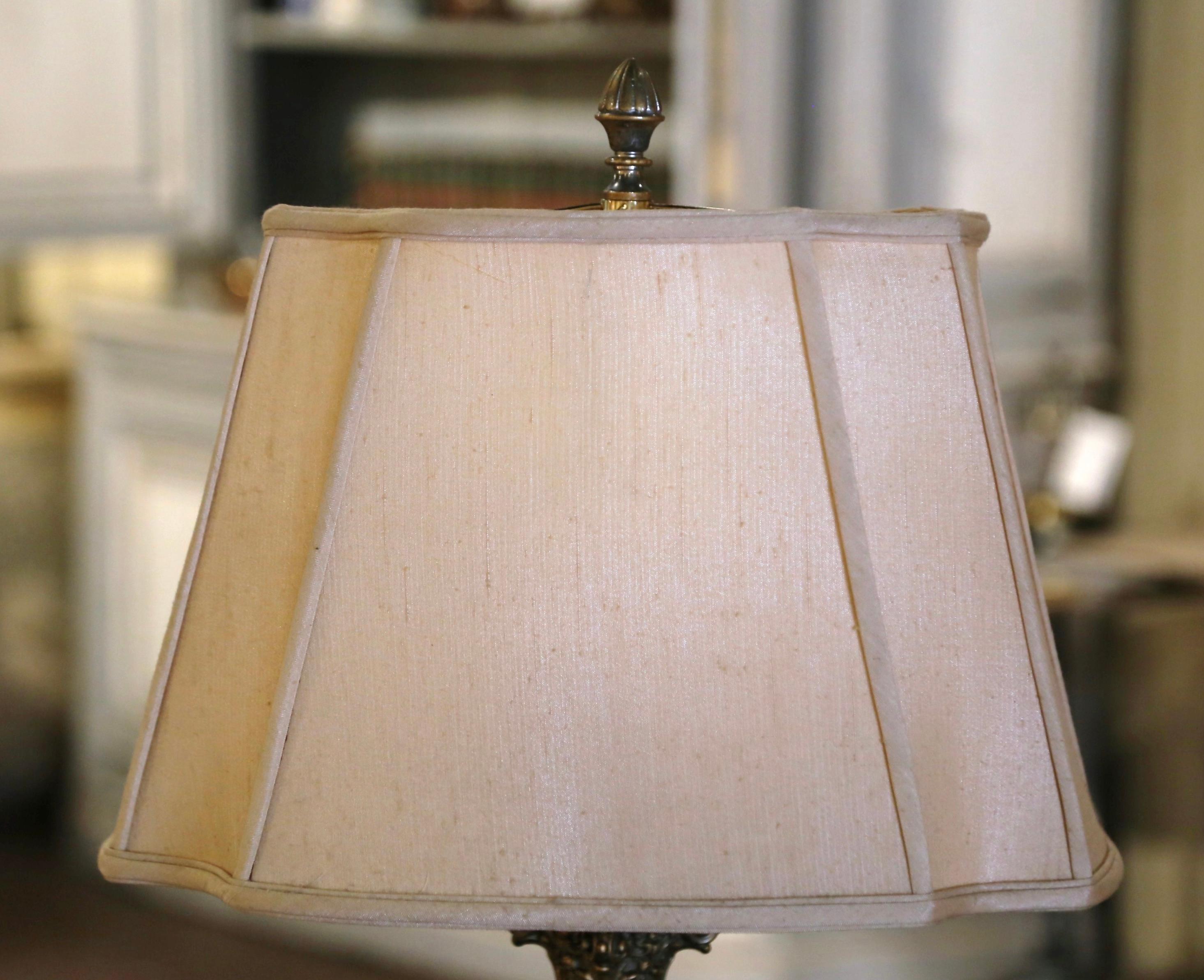 Stile impero Lampada da tavolo impero francese del XIX secolo in bronzo e marmo con paralume