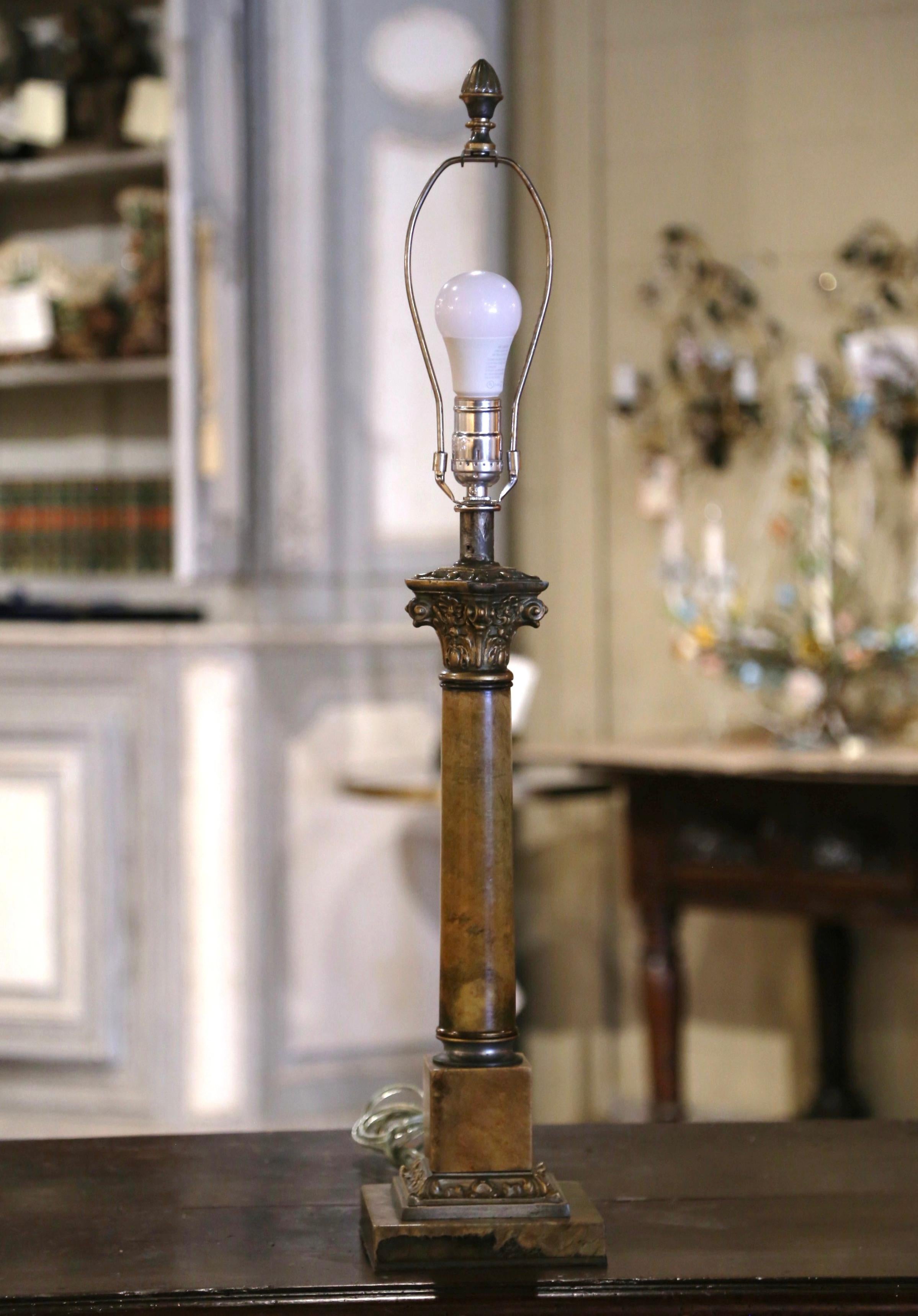 Francese Lampada da tavolo impero francese del XIX secolo in bronzo e marmo con paralume