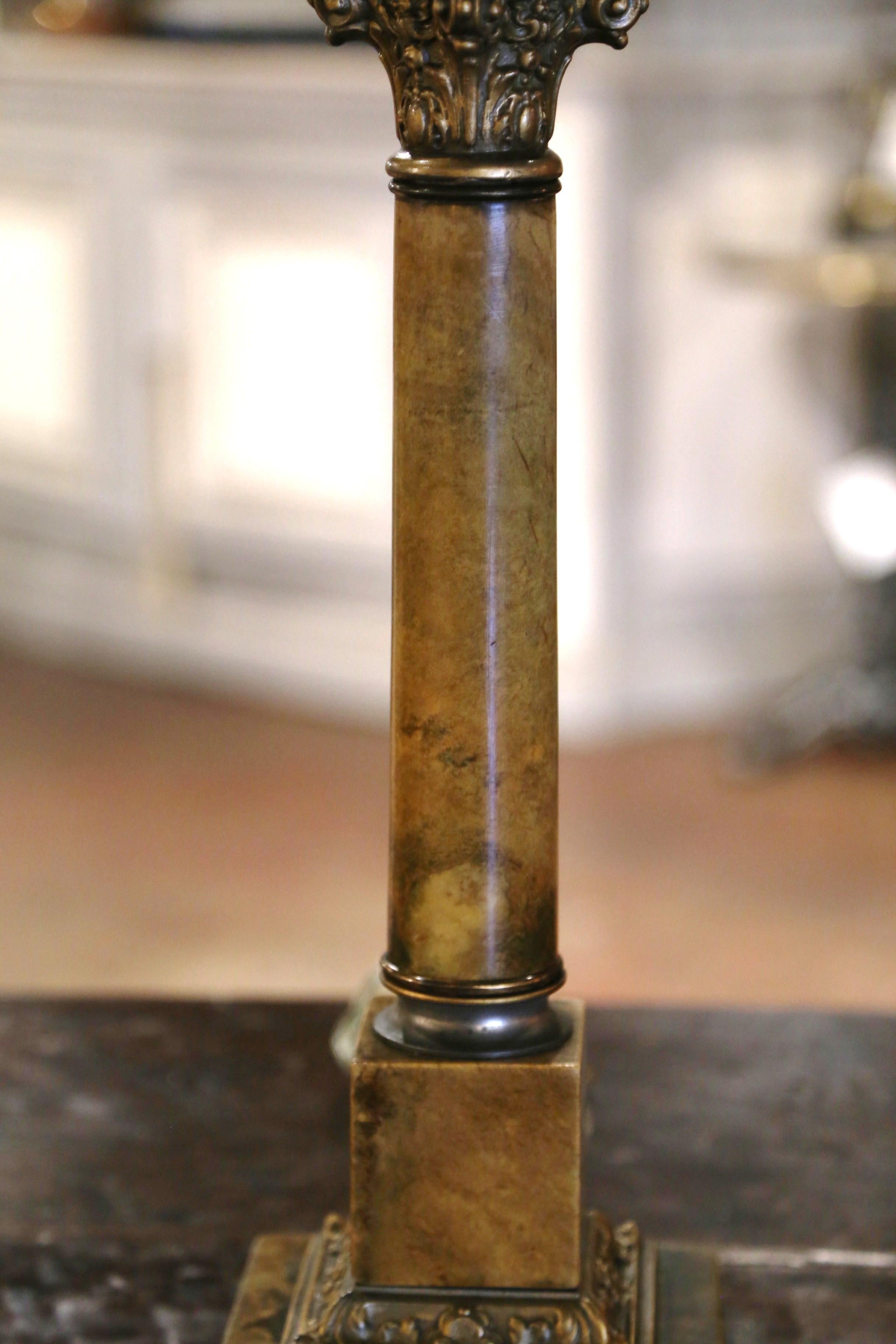 Bronzo Lampada da tavolo impero francese del XIX secolo in bronzo e marmo con paralume