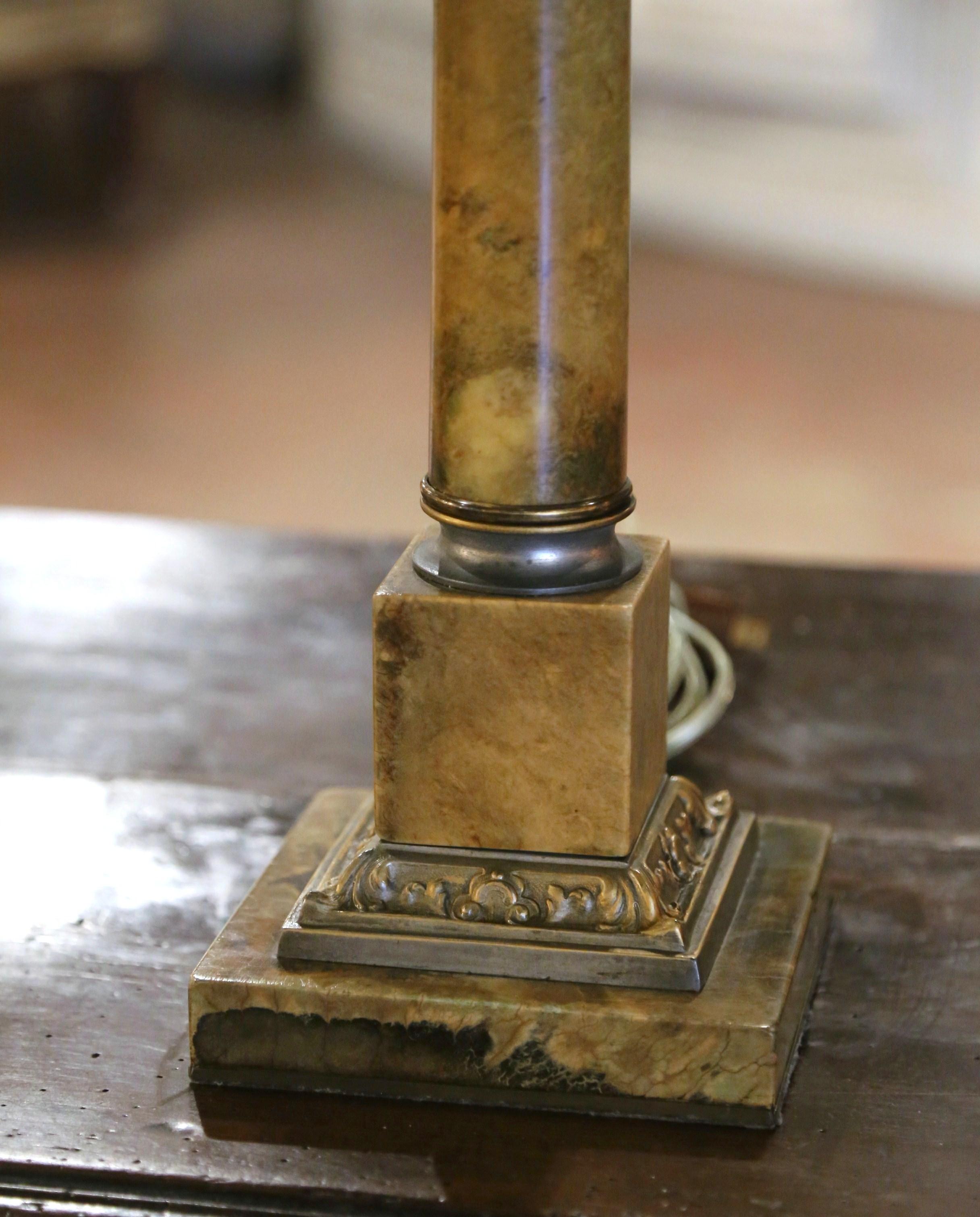 Lampada da tavolo impero francese del XIX secolo in bronzo e marmo con paralume 1