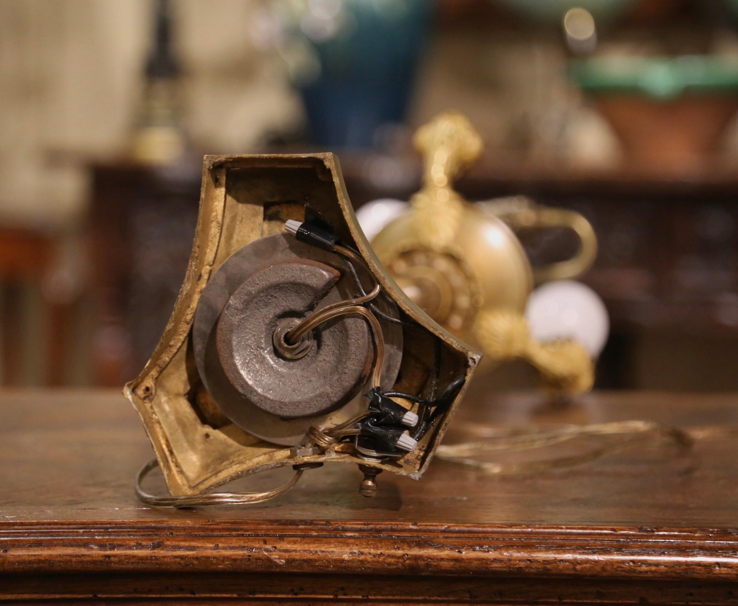 Lampe de table à candélabre à deux lumières en bronze Empire français du XIXe siècle en vente 5