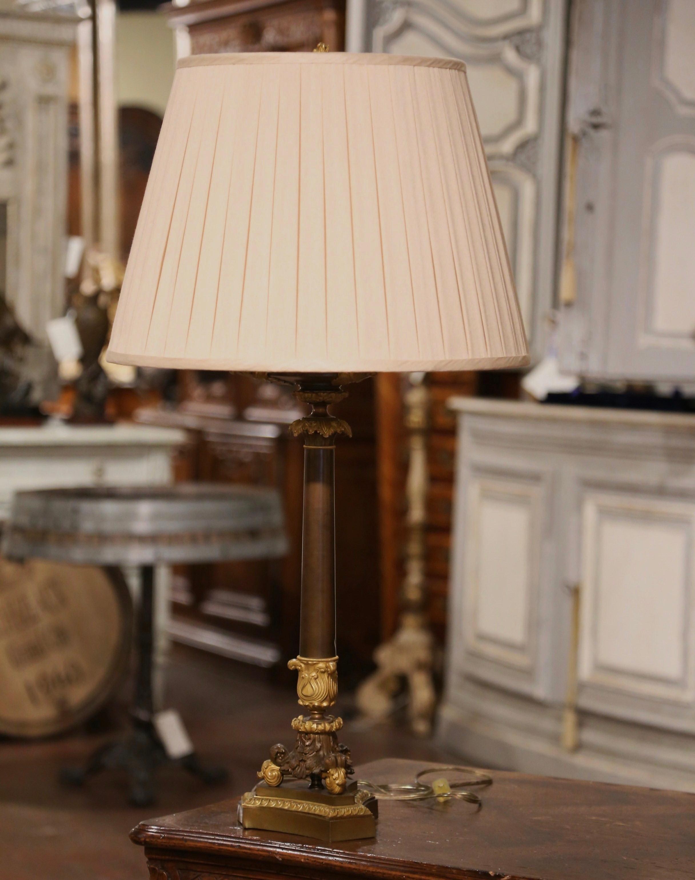 Bronze Lampe de table à candélabre à deux lumières en bronze Empire français du XIXe siècle en vente
